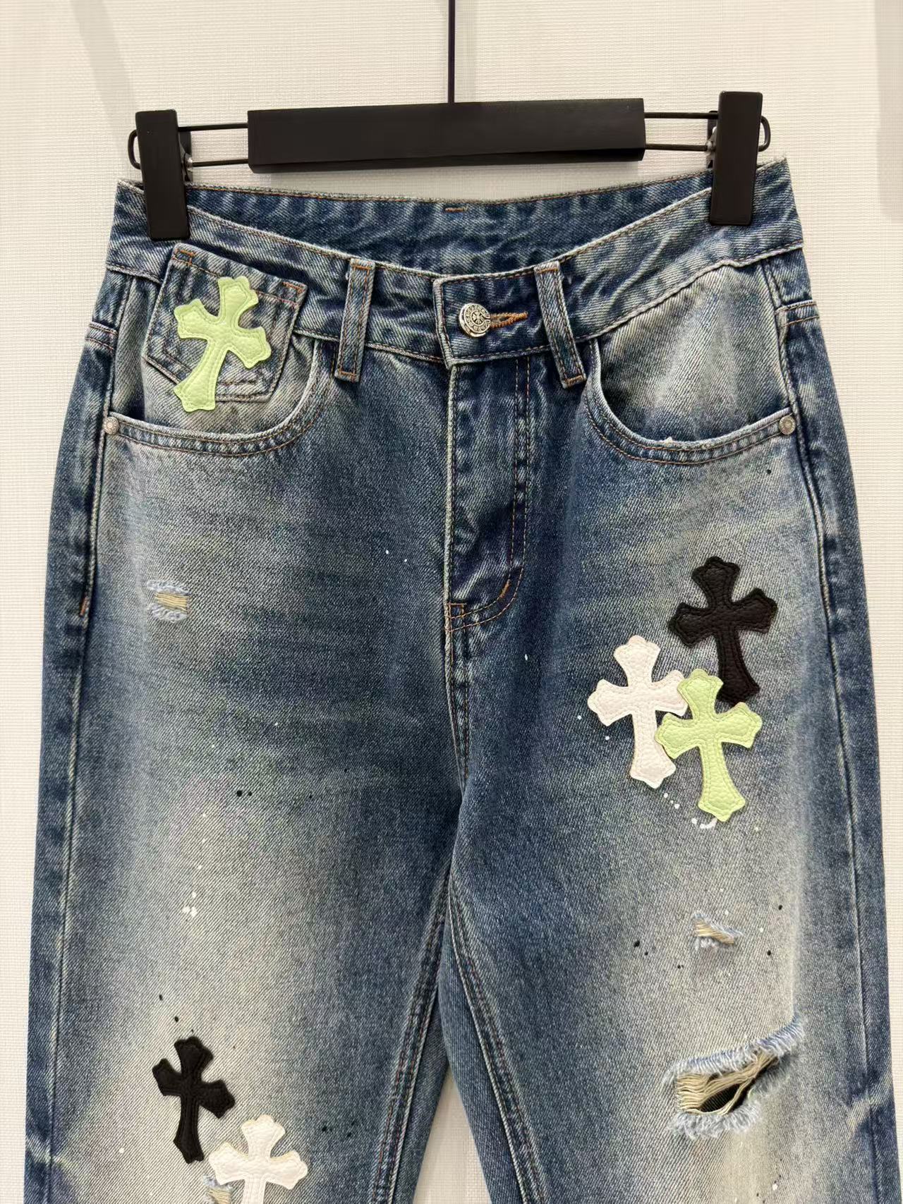 🛒𝐍𝐄𝐖 · 𝟐𝟎𝟐6/爆款现货设计师 原创｜贴皮破洞微喇牛仔裤采用高端定制面料，牛仔穿起来非常舒适，常