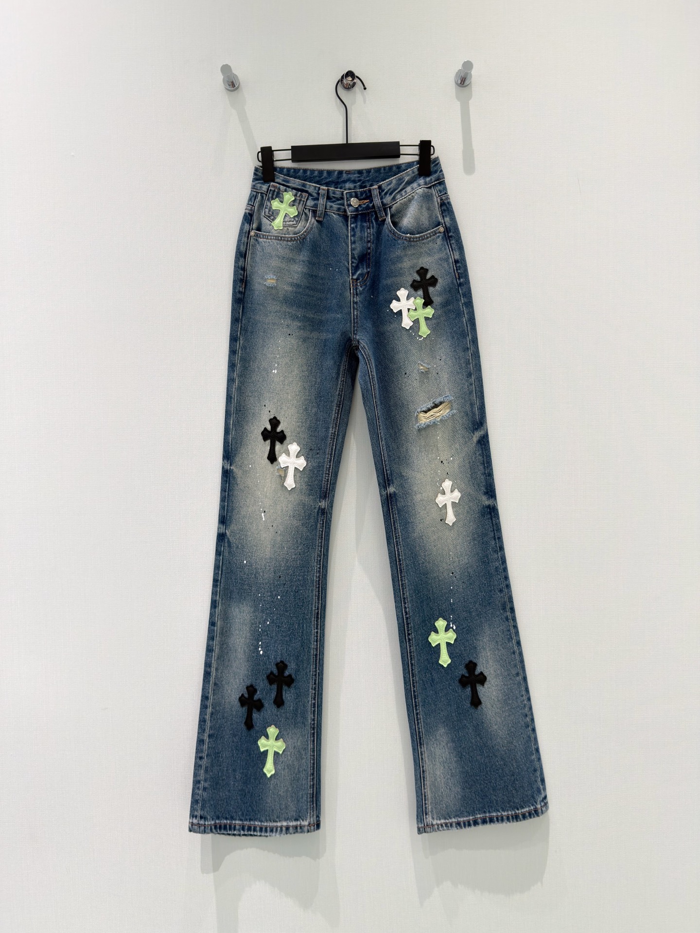 🛒𝐍𝐄𝐖 · 𝟐𝟎𝟐6/爆款现货设计师 原创｜贴皮破洞微喇牛仔裤采用高端定制面料，牛仔穿起来非常舒适，常