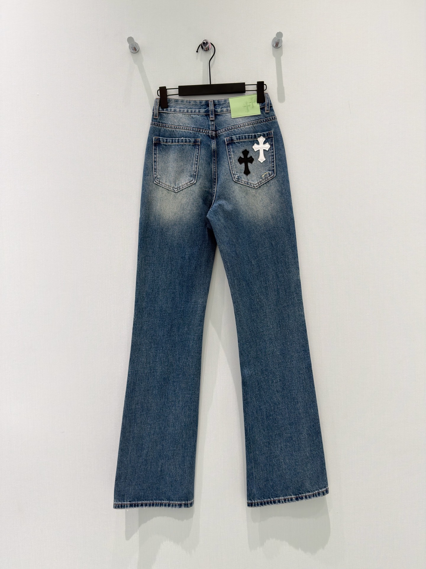 🛒𝐍𝐄𝐖 · 𝟐𝟎𝟐6/爆款现货设计师 原创｜贴皮破洞微喇牛仔裤采用高端定制面料，牛仔穿起来非常舒适，常