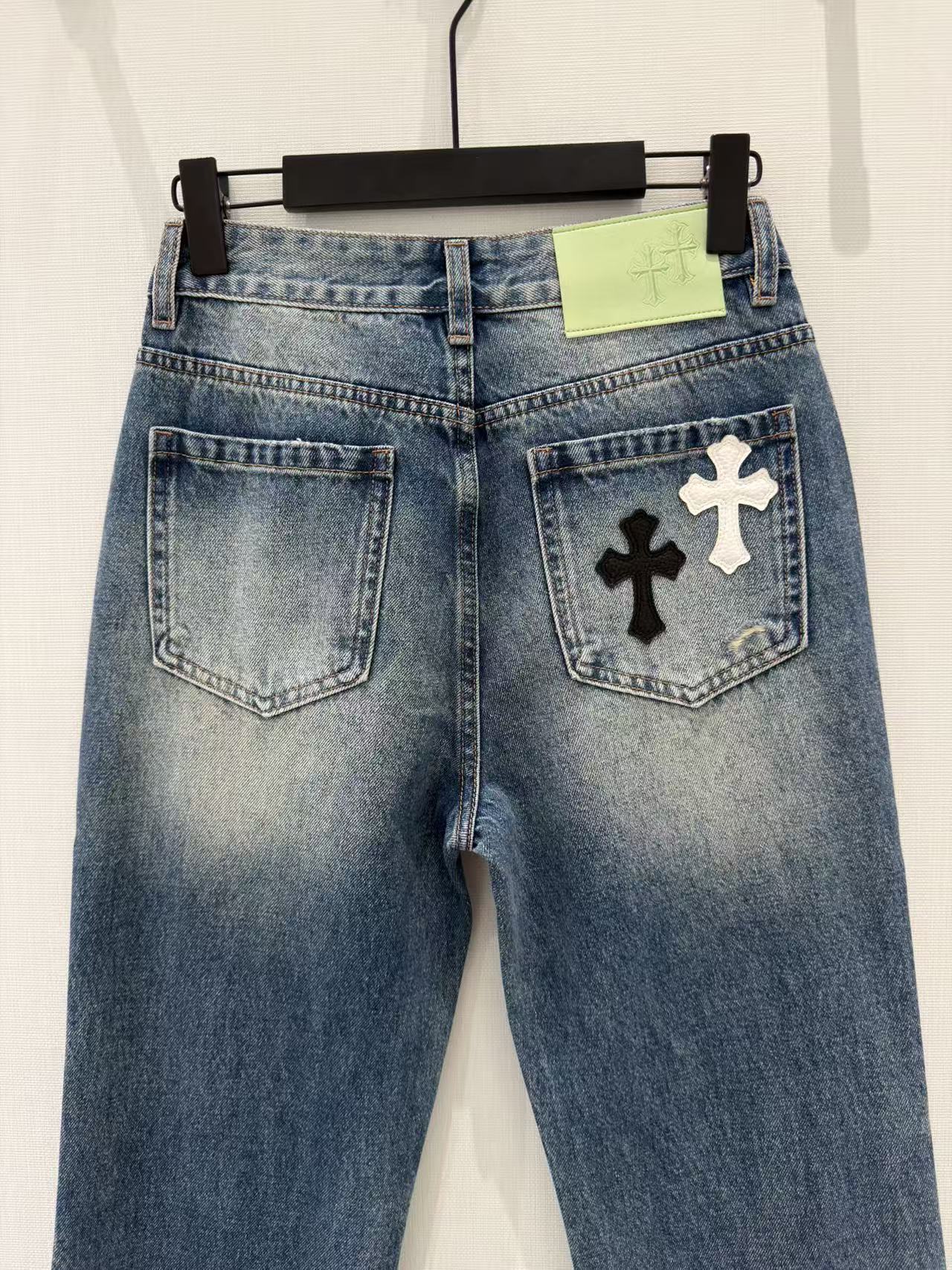 🛒𝐍𝐄𝐖 · 𝟐𝟎𝟐6/爆款现货设计师 原创｜贴皮破洞微喇牛仔裤采用高端定制面料，牛仔穿起来非常舒适，常