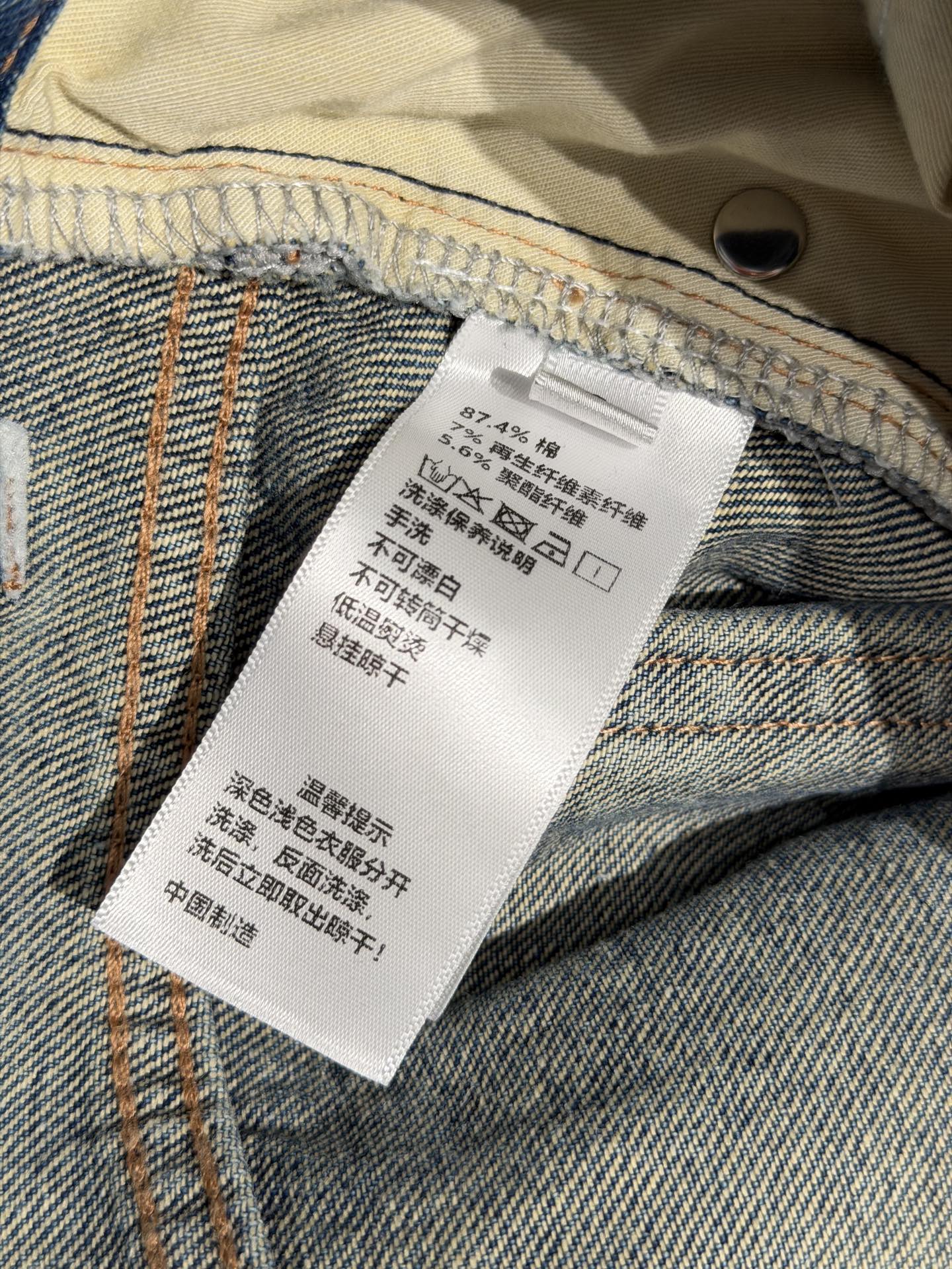 🛒𝐍𝐄𝐖 · 𝟐𝟎𝟐6/爆款现货设计师 原创｜贴皮破洞微喇牛仔裤采用高端定制面料，牛仔穿起来非常舒适，常