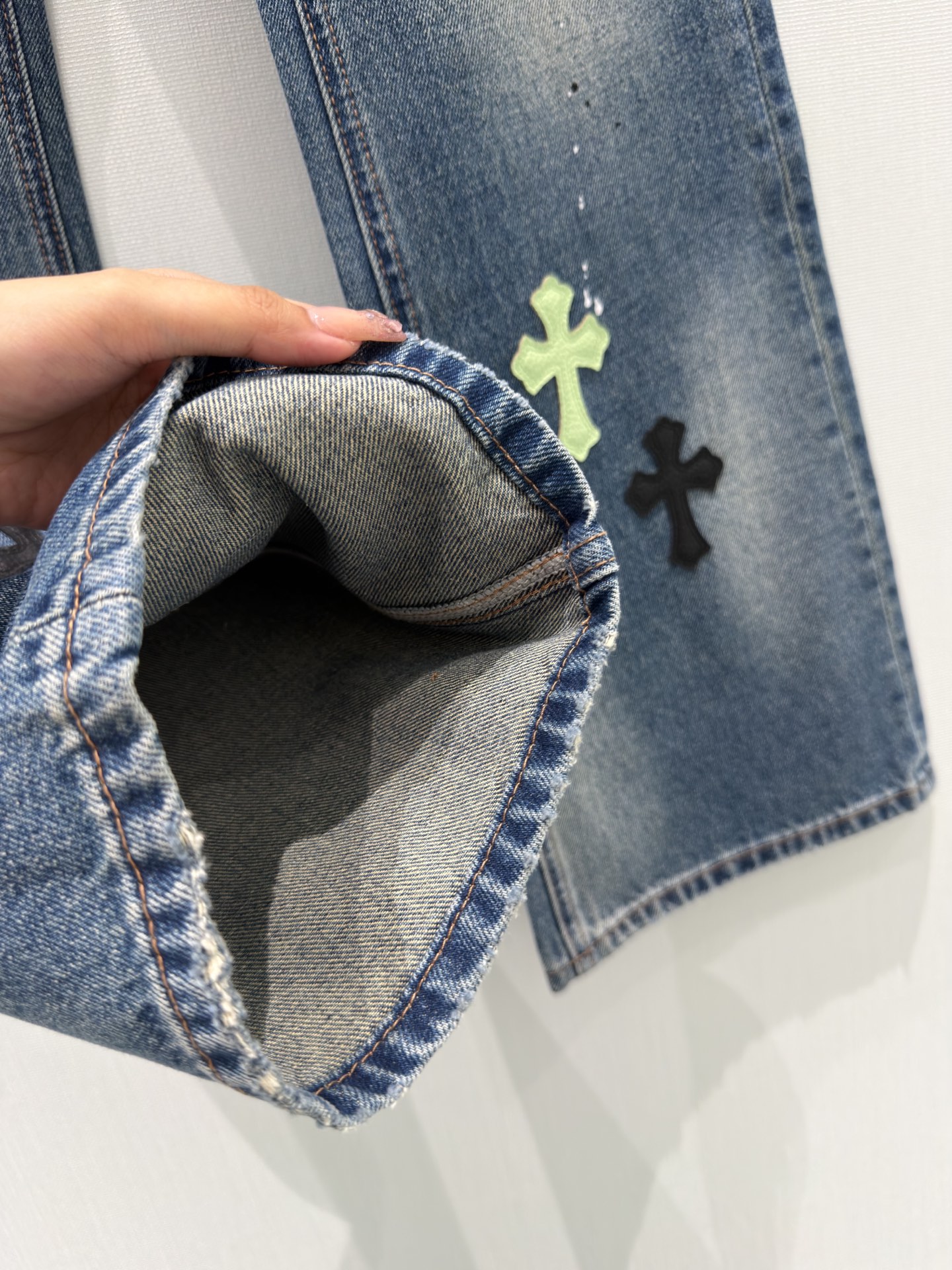 🛒𝐍𝐄𝐖 · 𝟐𝟎𝟐6/爆款现货设计师 原创｜贴皮破洞微喇牛仔裤采用高端定制面料，牛仔穿起来非常舒适，常