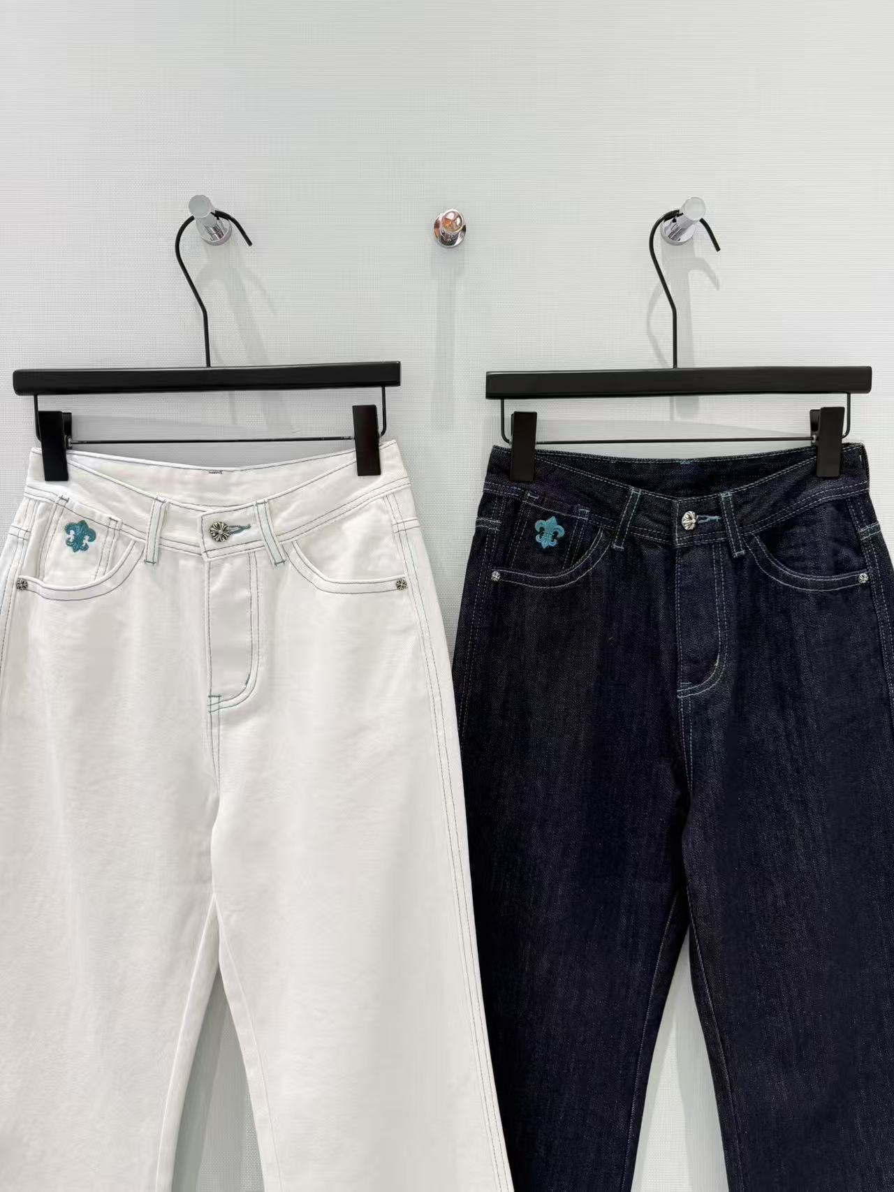 🛒𝐍𝐄𝐖 · 𝟐𝟎𝟐6/爆款现货设计师 原创｜撞色刺绣口袋微喇牛仔裤采用高端定制面料，牛仔穿起来非常舒适