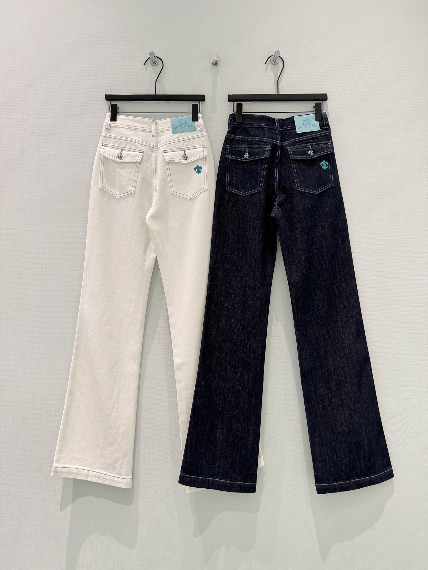 🛒𝐍𝐄𝐖 · 𝟐𝟎𝟐6/爆款现货设计师 原创｜撞色刺绣口袋微喇牛仔裤采用高端定制面料，牛仔穿起来非常舒适