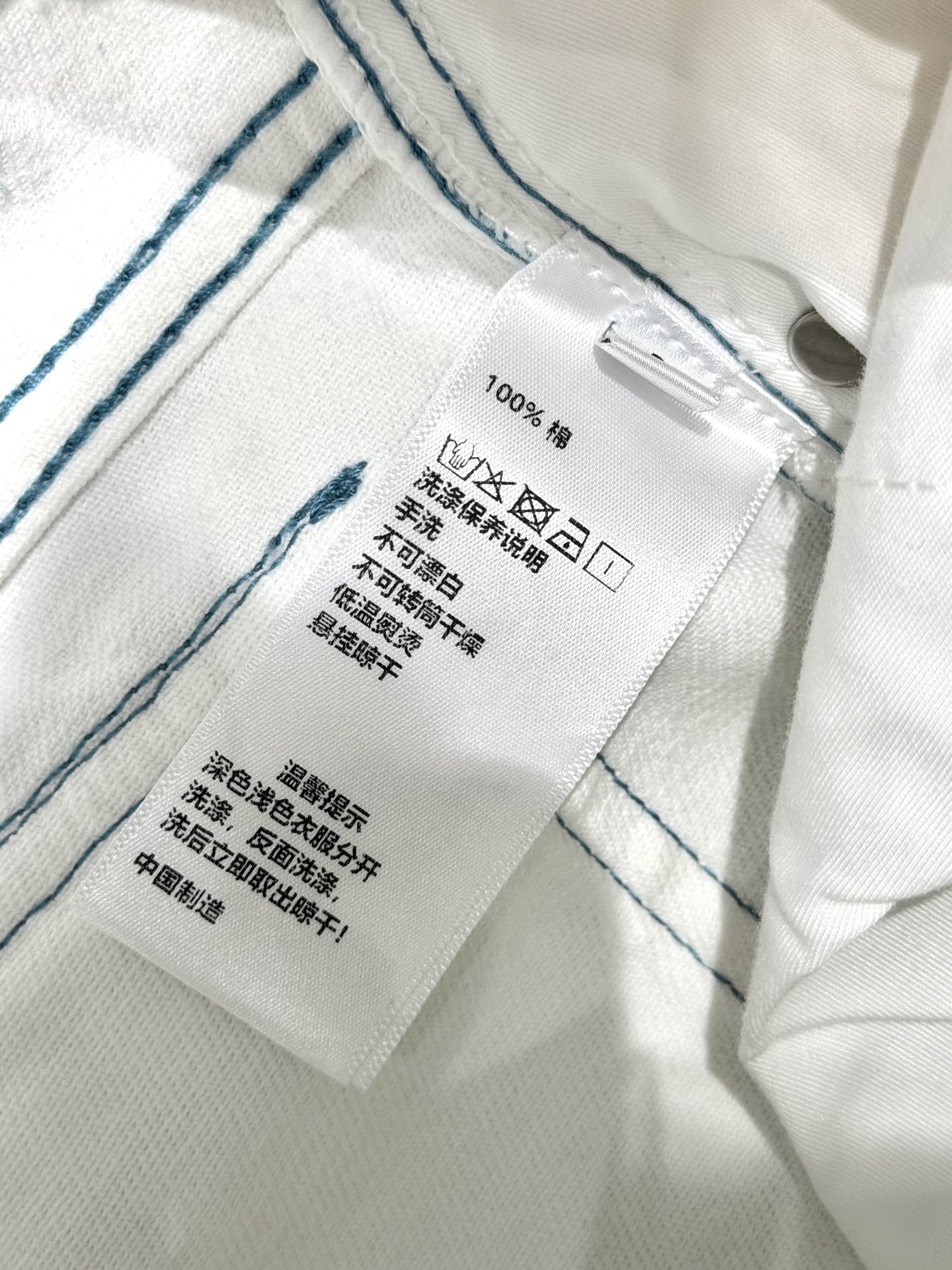 🛒𝐍𝐄𝐖 · 𝟐𝟎𝟐6/爆款现货设计师 原创｜撞色刺绣口袋微喇牛仔裤采用高端定制面料，牛仔穿起来非常舒适