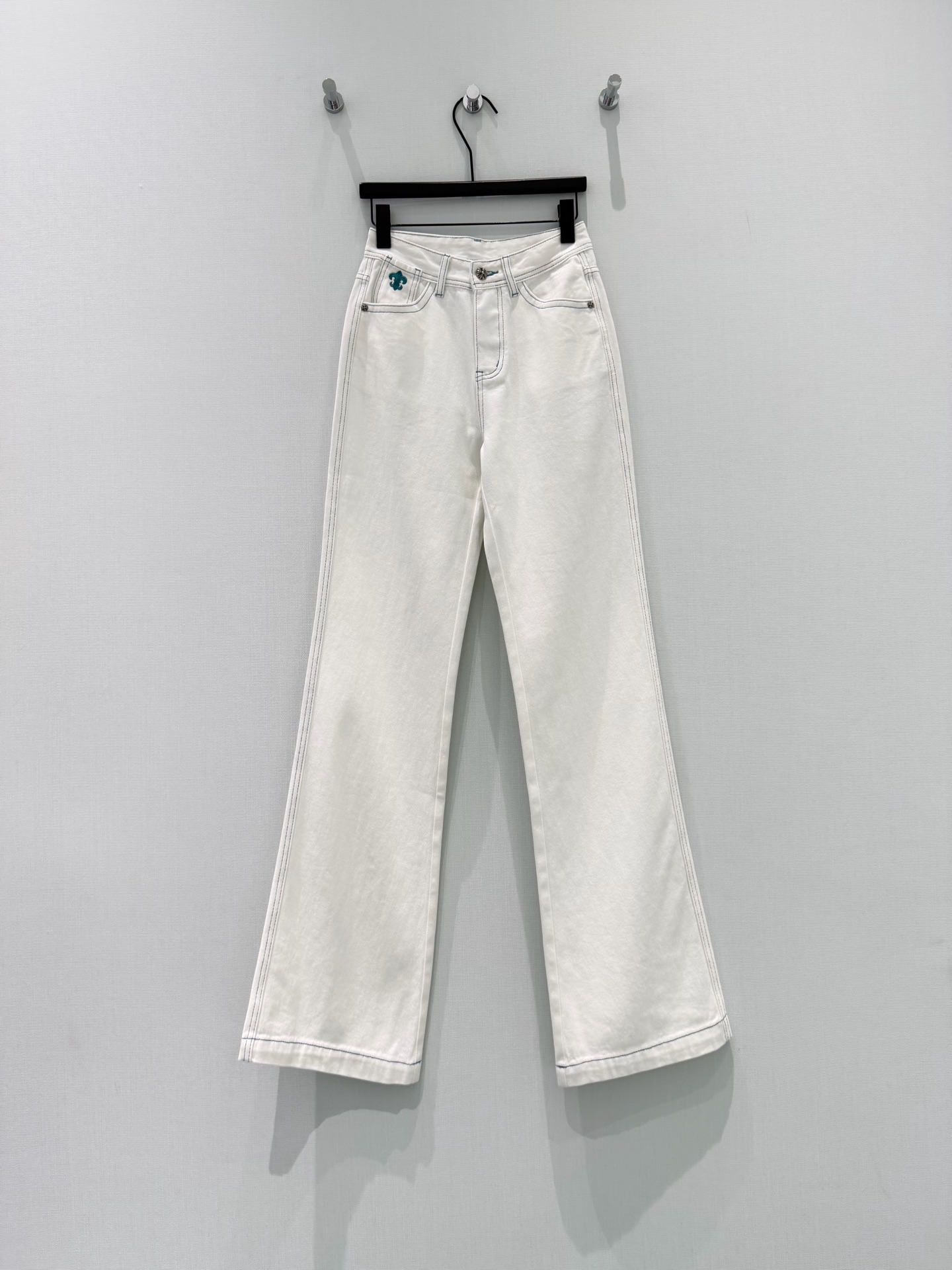 🛒𝐍𝐄𝐖 · 𝟐𝟎𝟐6/爆款现货设计师 原创｜撞色刺绣口袋微喇牛仔裤采用高端定制面料，牛仔穿起来非常舒适