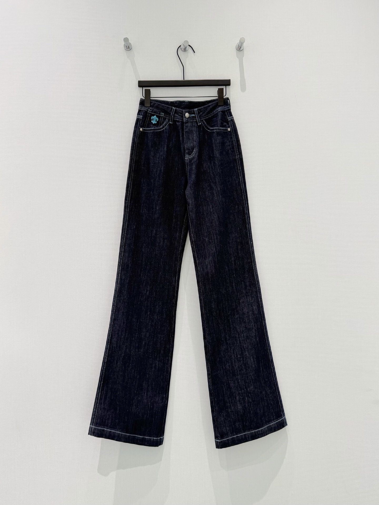 🛒𝐍𝐄𝐖 · 𝟐𝟎𝟐6/爆款现货设计师 原创｜撞色刺绣口袋微喇牛仔裤采用高端定制面料，牛仔穿起来非常舒适