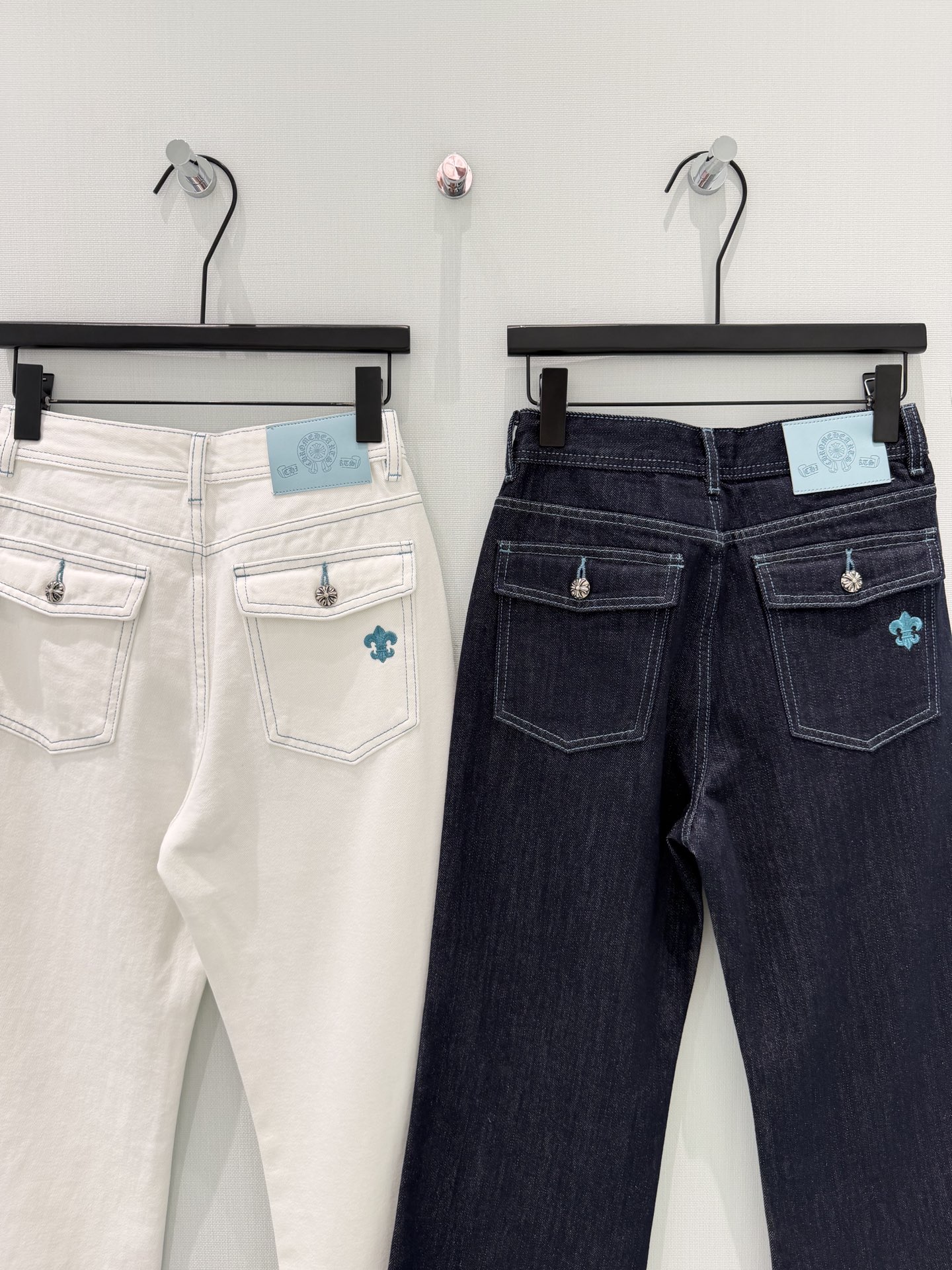 🛒𝐍𝐄𝐖 · 𝟐𝟎𝟐6/爆款现货设计师 原创｜撞色刺绣口袋微喇牛仔裤采用高端定制面料，牛仔穿起来非常舒适