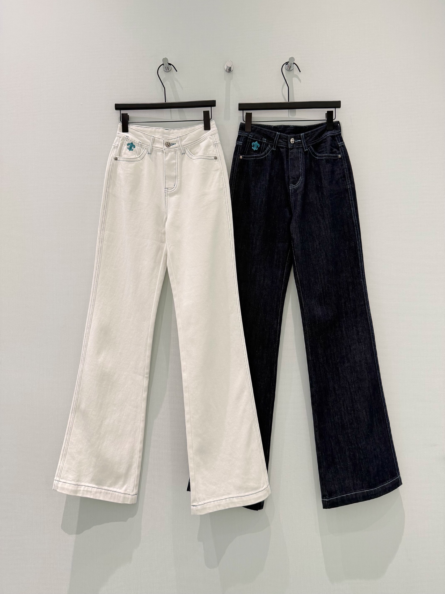 🛒𝐍𝐄𝐖 · 𝟐𝟎𝟐6/爆款现货设计师 原创｜撞色刺绣口袋微喇牛仔裤采用高端定制面料，牛仔穿起来非常舒适