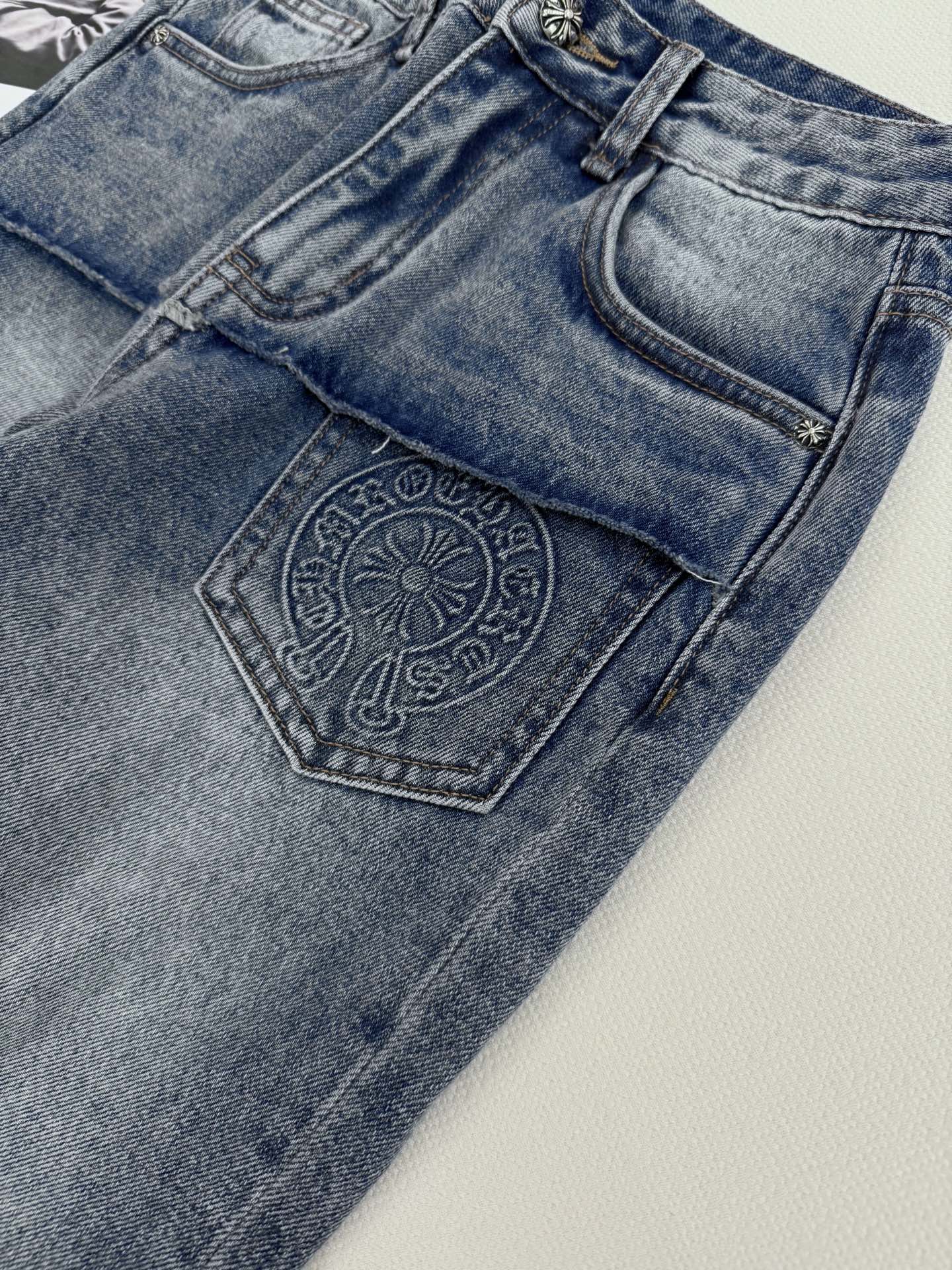 🛒𝐍𝐄𝐖 · 𝟐𝟎𝟐6/爆款现货原创 克罗星｜毛边错层直筒牛仔裤采用高端定制面料，牛仔穿起来非常舒适，常