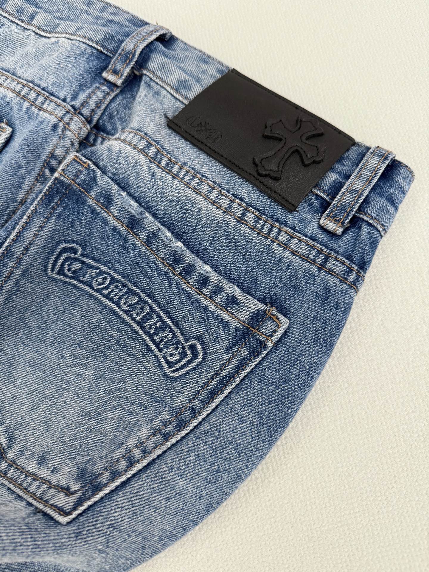 🛒𝐍𝐄𝐖 · 𝟐𝟎𝟐6/爆款现货原创 克罗星｜毛边错层直筒牛仔裤采用高端定制面料，牛仔穿起来非常舒适，常