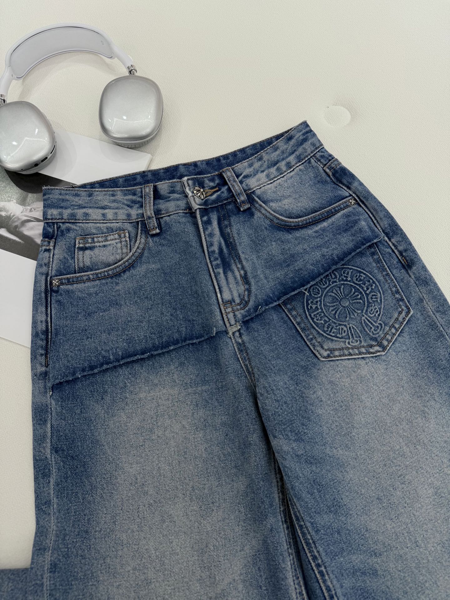 🛒𝐍𝐄𝐖 · 𝟐𝟎𝟐6/爆款现货原创 克罗星｜毛边错层直筒牛仔裤采用高端定制面料，牛仔穿起来非常舒适，常