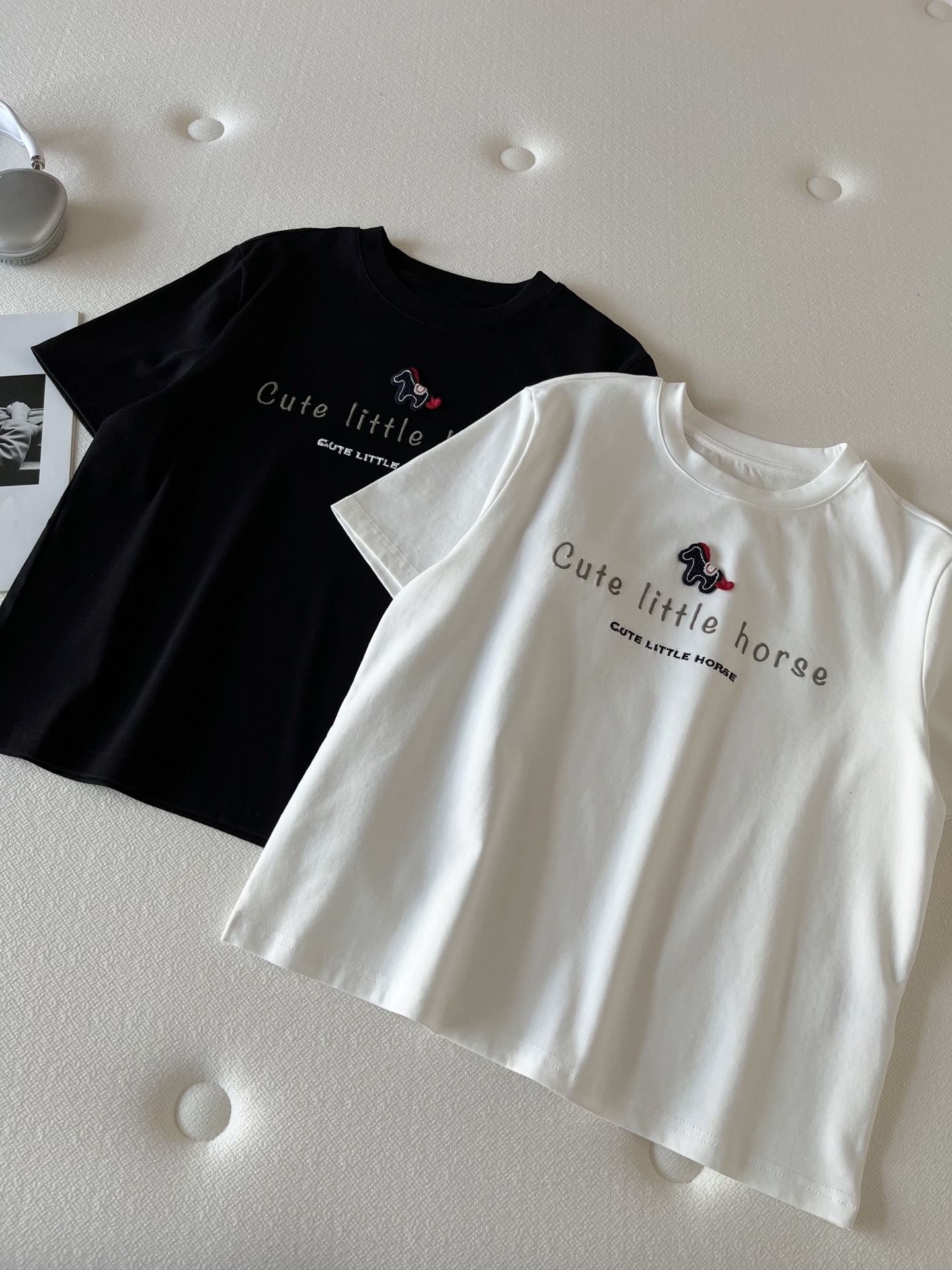 🛒𝐍𝐄𝐖 · 𝟐𝟎𝟐6/爆款现货【春夏上新】 设计师小众｜2026新款撞色小马立体刺绣工艺款弹力T恤高订