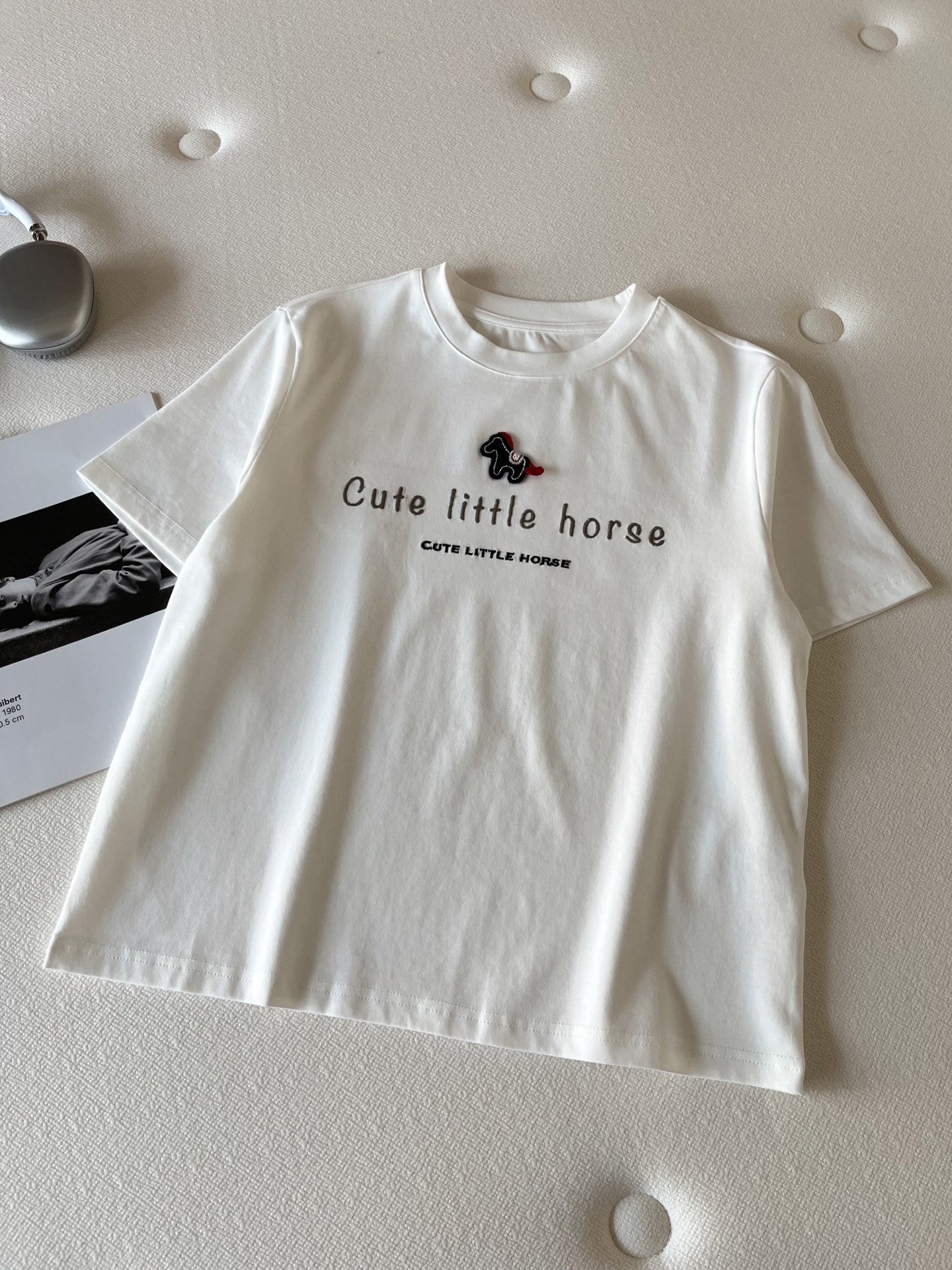 🛒𝐍𝐄𝐖 · 𝟐𝟎𝟐6/爆款现货【春夏上新】 设计师小众｜2026新款撞色小马立体刺绣工艺款弹力T恤高订