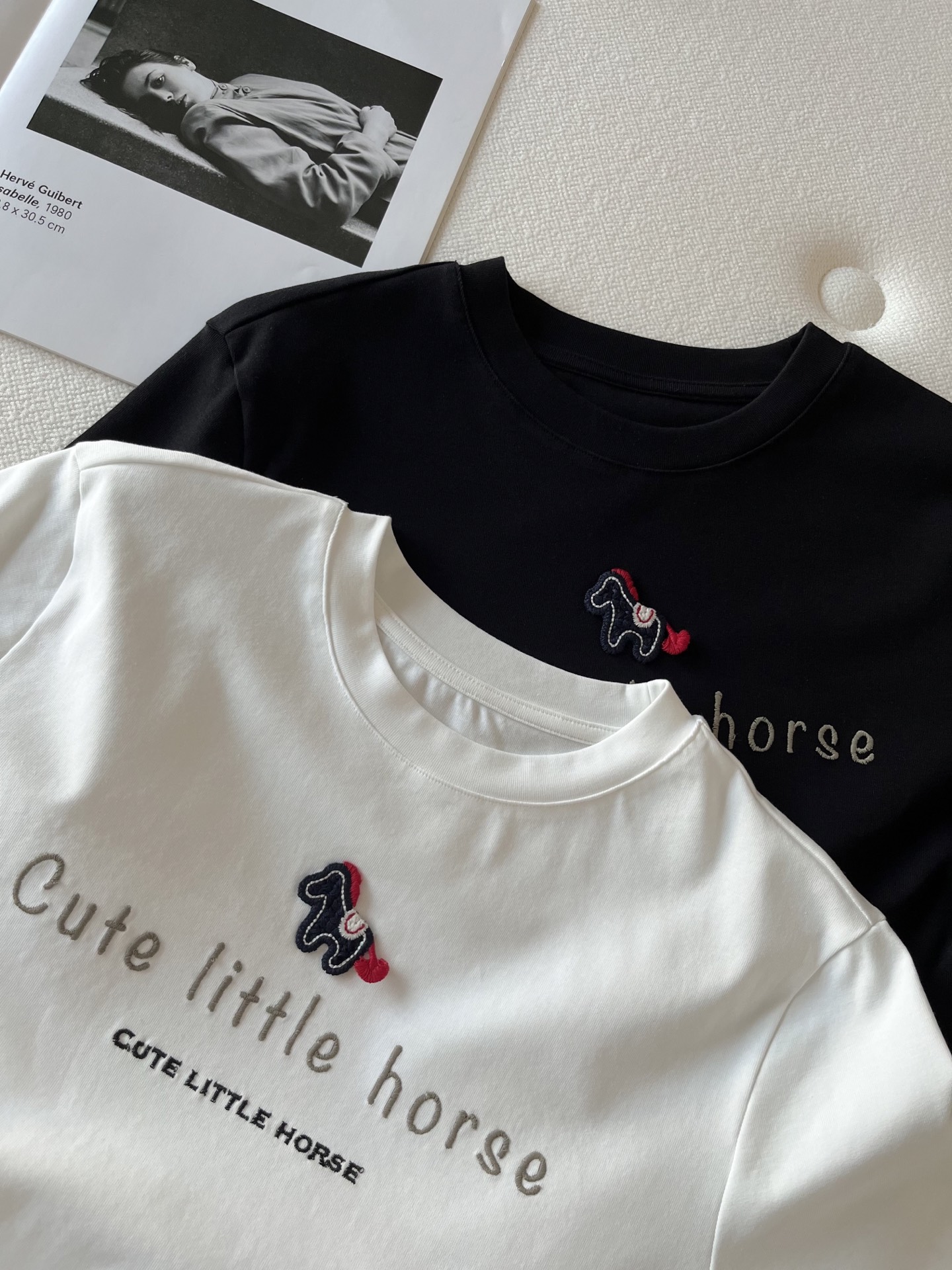 🛒𝐍𝐄𝐖 · 𝟐𝟎𝟐6/爆款现货【春夏上新】 设计师小众｜2026新款撞色小马立体刺绣工艺款弹力T恤高订
