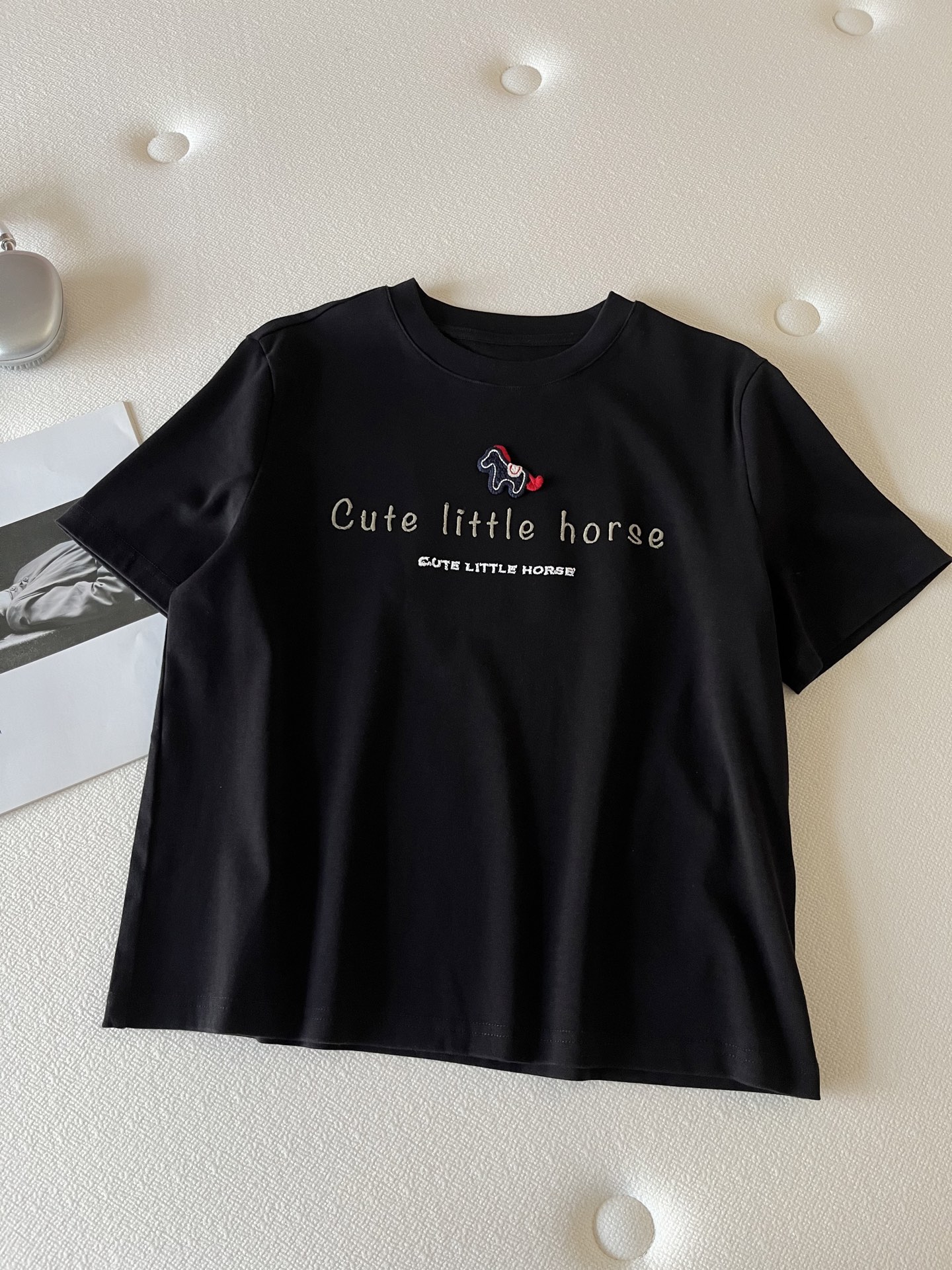 🛒𝐍𝐄𝐖 · 𝟐𝟎𝟐6/爆款现货【春夏上新】 设计师小众｜2026新款撞色小马立体刺绣工艺款弹力T恤高订