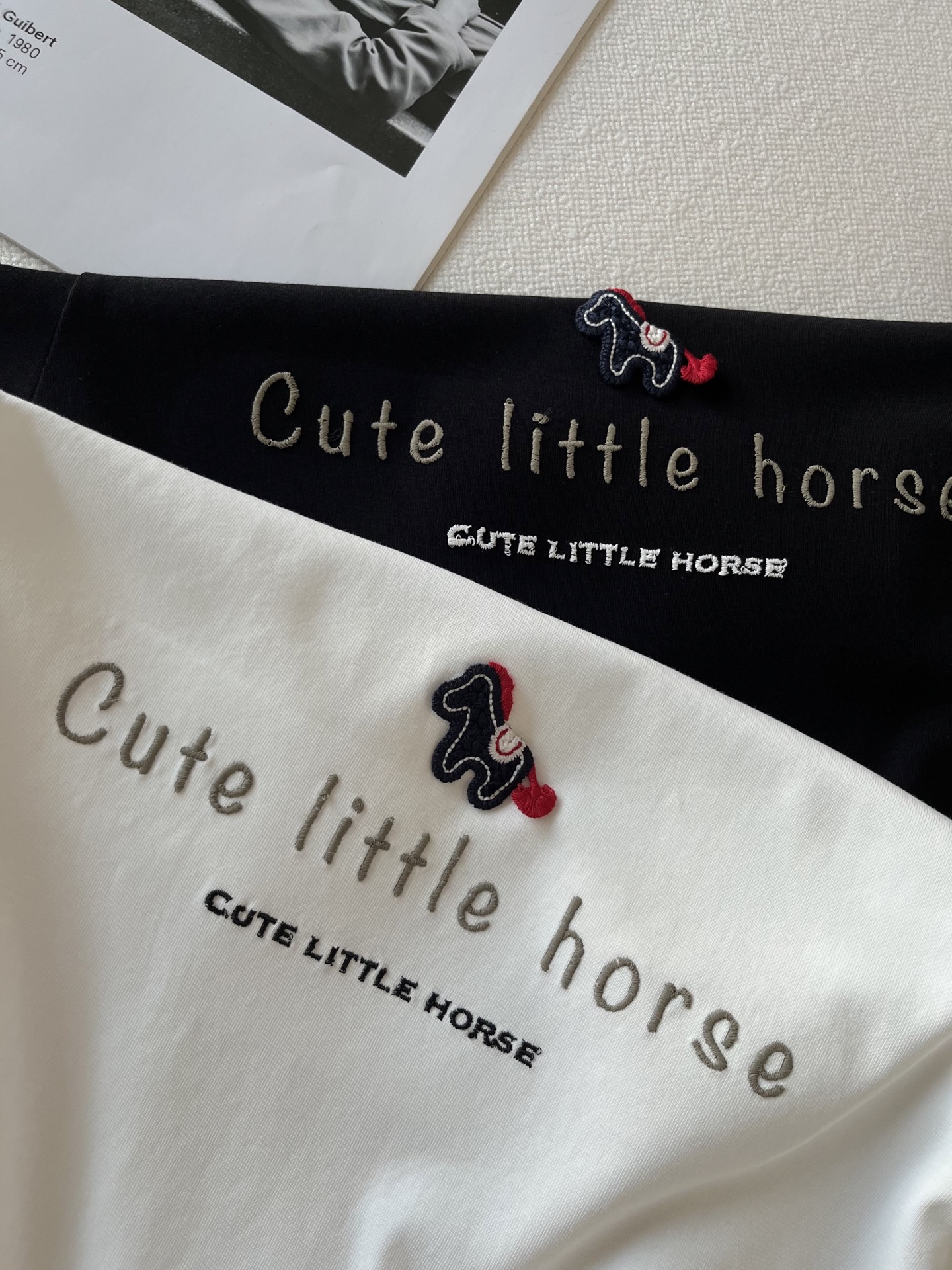 🛒𝐍𝐄𝐖 · 𝟐𝟎𝟐6/爆款现货【春夏上新】 设计师小众｜2026新款撞色小马立体刺绣工艺款弹力T恤高订