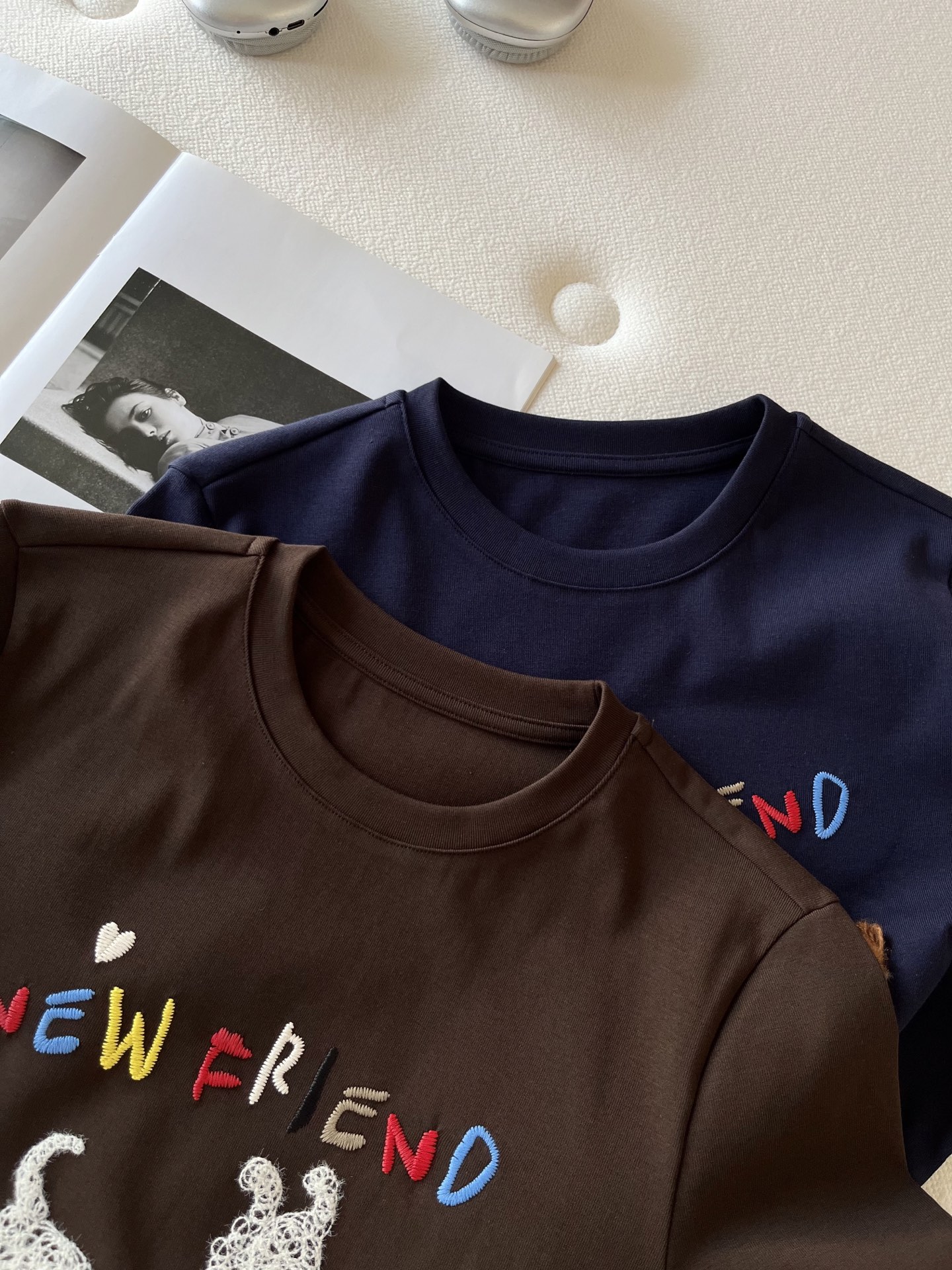 🛒𝐍𝐄𝐖 · 𝟐𝟎𝟐6/爆款现货【春夏上新】 设计师小众｜2026新款撞色立体刺绣手工花朵工艺款弹力T恤