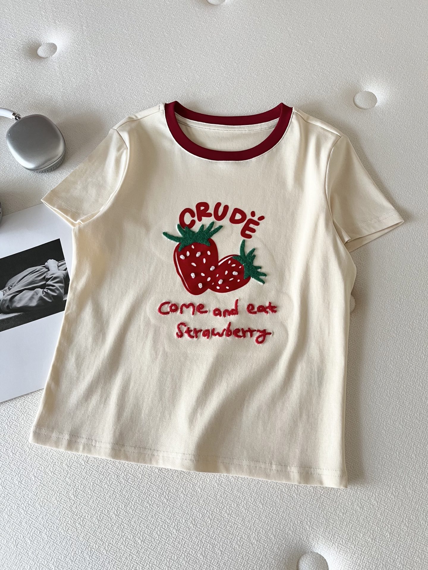 🛒𝐍𝐄𝐖 · 𝟐𝟎𝟐6/爆款现货【春夏上新】 设计师小众｜2026新款撞色立体刺绣订珠工艺款弹力T恤高订