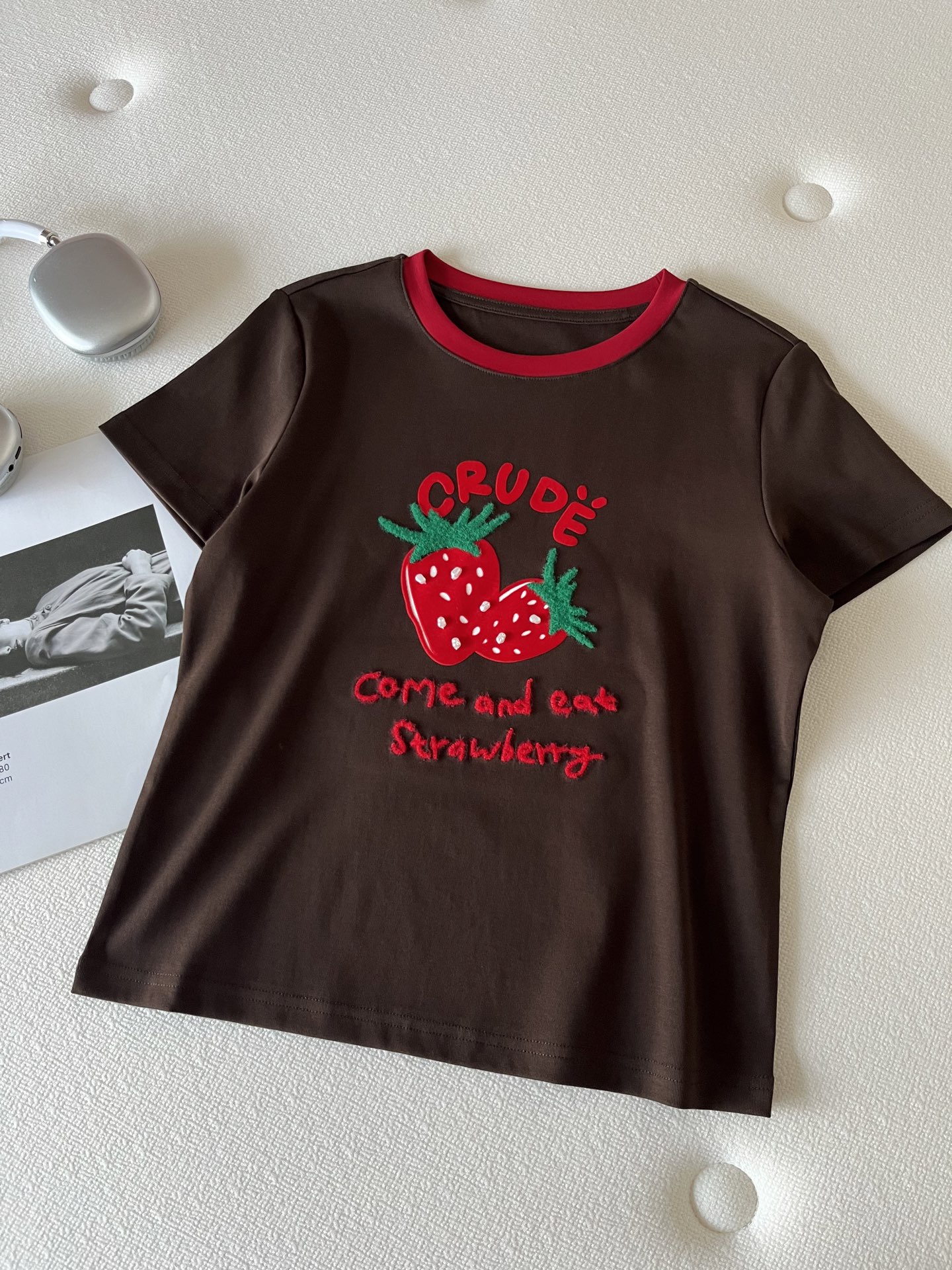 🛒𝐍𝐄𝐖 · 𝟐𝟎𝟐6/爆款现货【春夏上新】 设计师小众｜2026新款撞色立体刺绣订珠工艺款弹力T恤高订