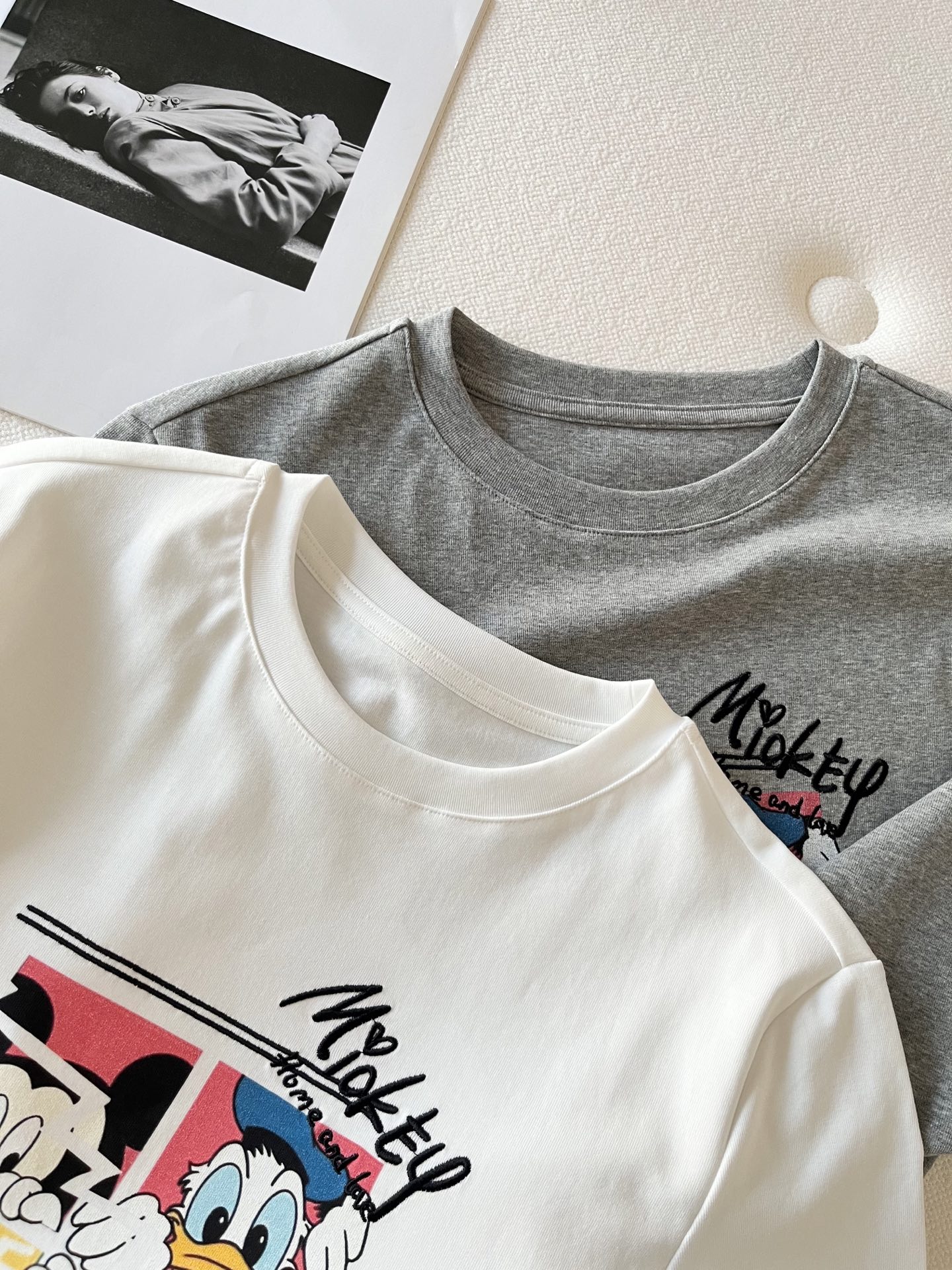 🛒𝐍𝐄𝐖 · 𝟐𝟎𝟐6/爆款现货【春夏上新】 设计师小众｜2026新款撞色米奇印花刺绣工艺款弹力T恤高订