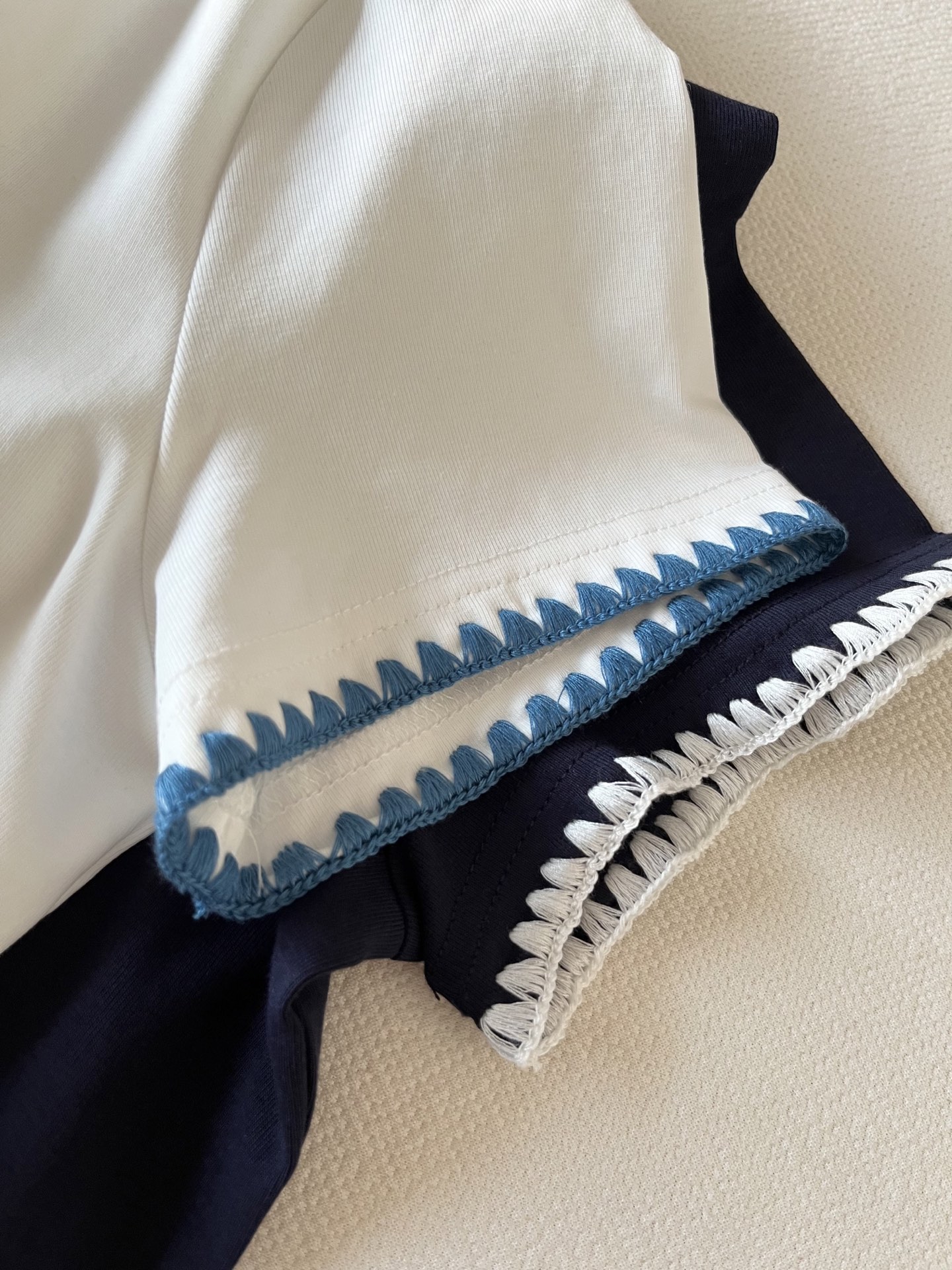 🛒𝐍𝐄𝐖 · 𝟐𝟎𝟐6/爆款现货【春夏上新】 设计师小众｜2026新款撞色狗牙撞色刺绣工艺款弹力T恤高订