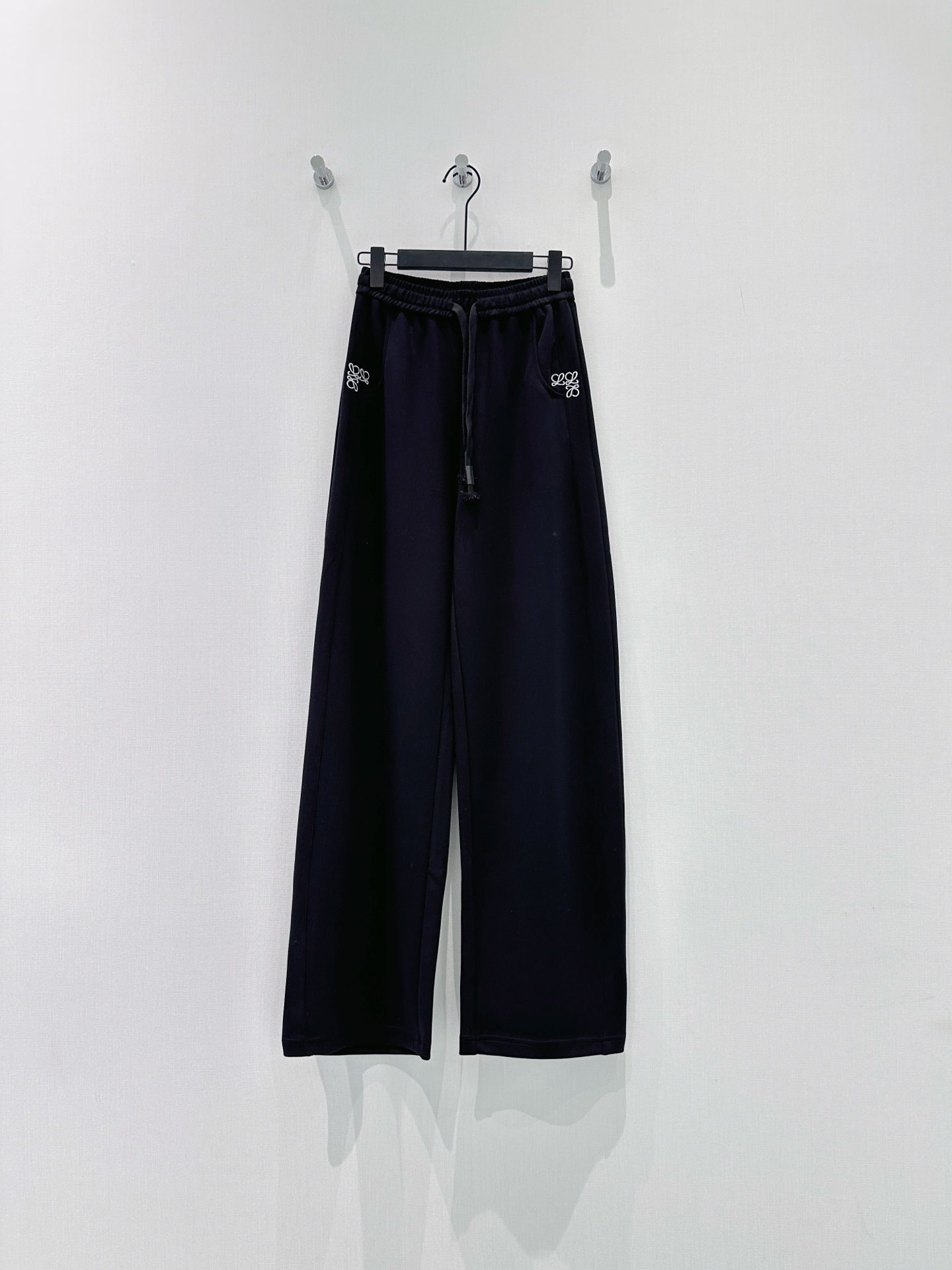 🛒𝐍𝐄𝐖 · 𝟐𝟎𝟐6/爆款现货原创 设计师｜女神同款抽绳休闲裤这款裤子选用优质面料，工艺设计，清新的色