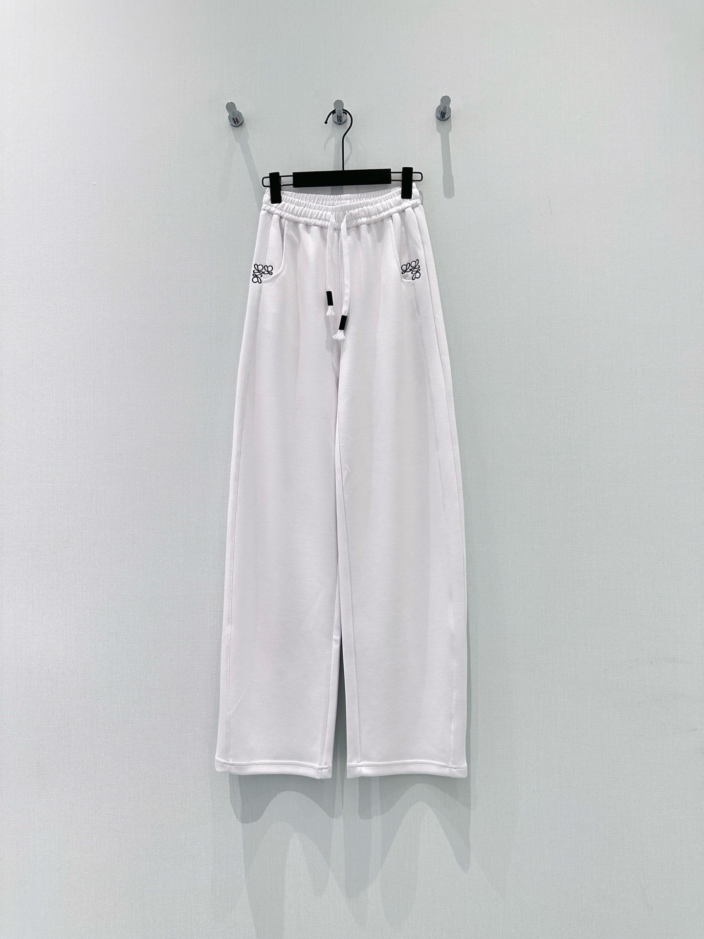 🛒𝐍𝐄𝐖 · 𝟐𝟎𝟐6/爆款现货原创 设计师｜女神同款抽绳休闲裤这款裤子选用优质面料，工艺设计，清新的色