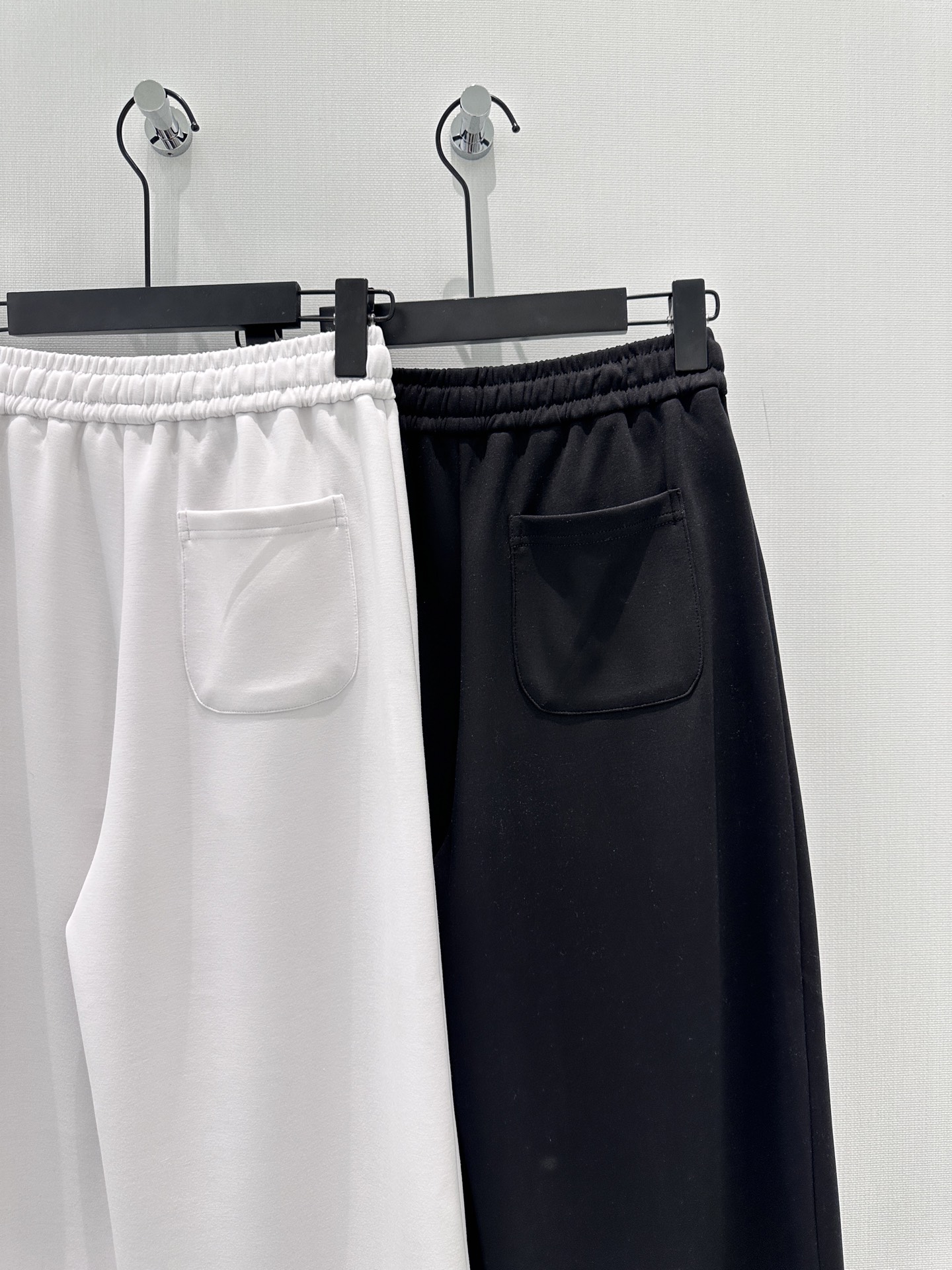 🛒𝐍𝐄𝐖 · 𝟐𝟎𝟐6/爆款现货原创 设计师｜女神同款抽绳休闲裤这款裤子选用优质面料，工艺设计，清新的色