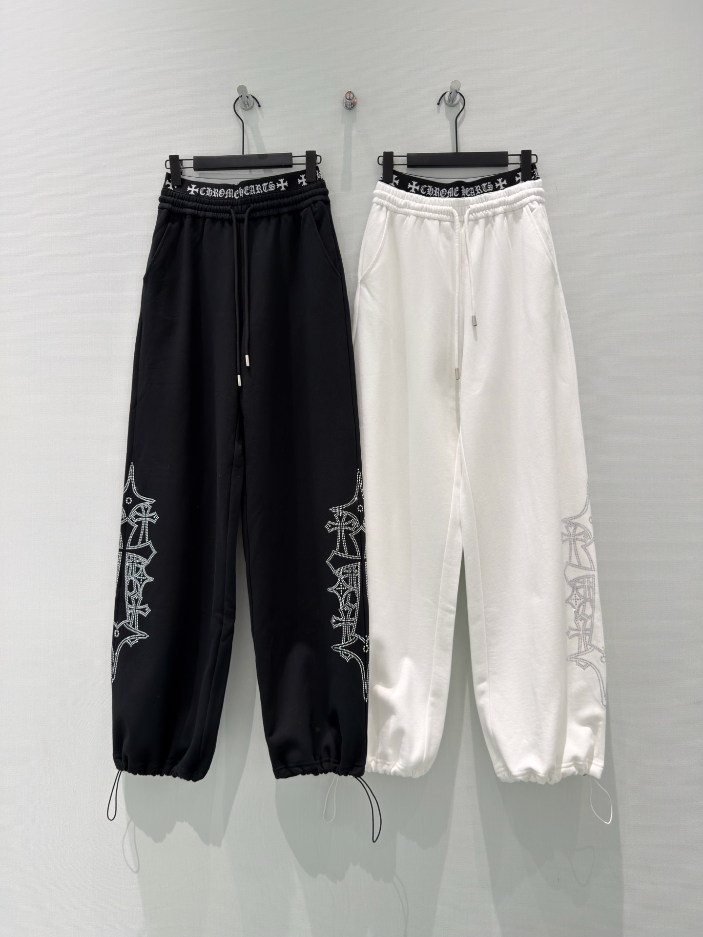 🛒𝐍𝐄𝐖 · 𝟐𝟎𝟐6/爆款现货原创 设计师｜女神同款双腰头抽绳休闲裤这款裤子选用优质面料，工艺设计，清