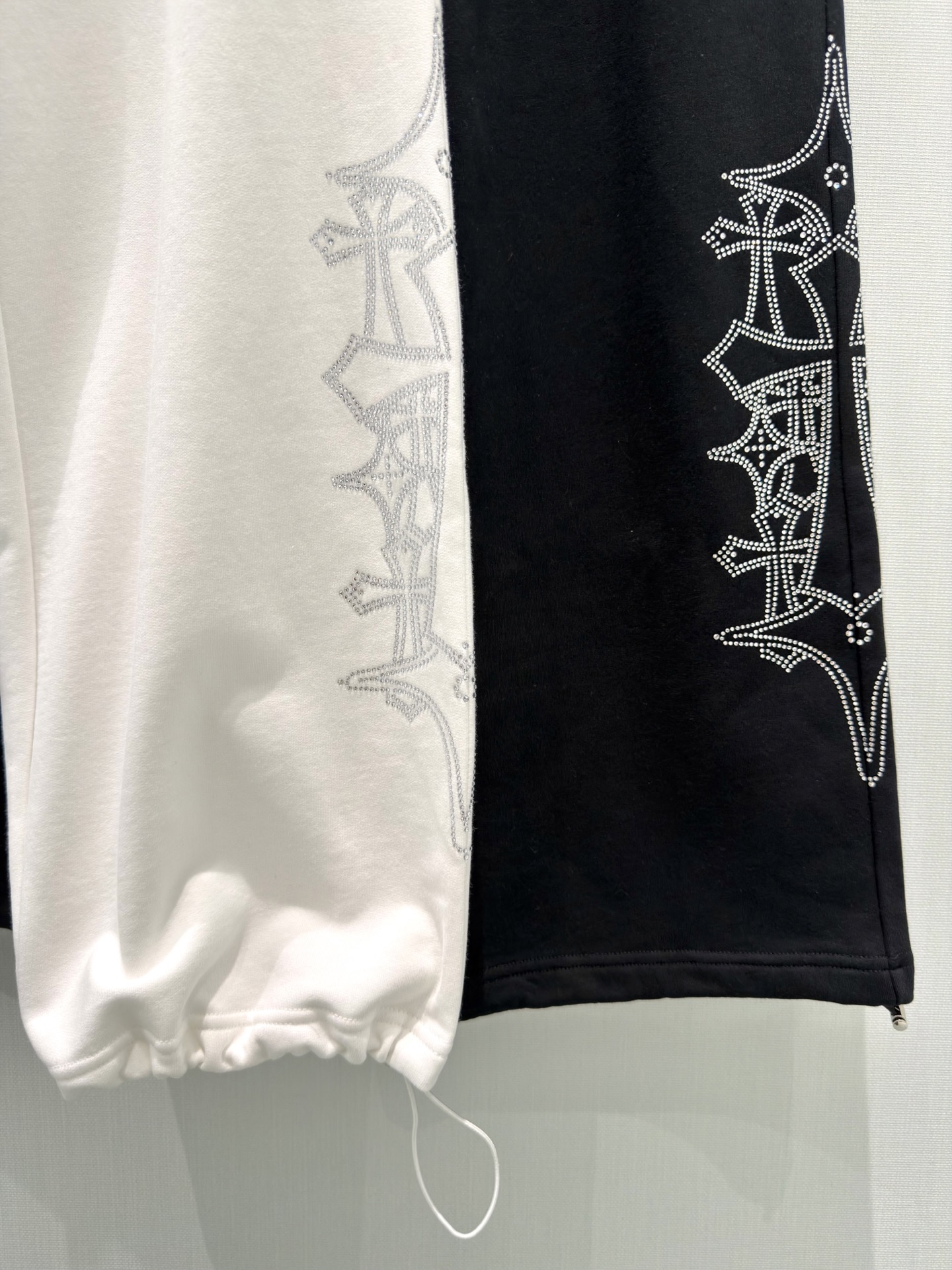 🛒𝐍𝐄𝐖 · 𝟐𝟎𝟐6/爆款现货原创 设计师｜女神同款双腰头抽绳休闲裤这款裤子选用优质面料，工艺设计，清