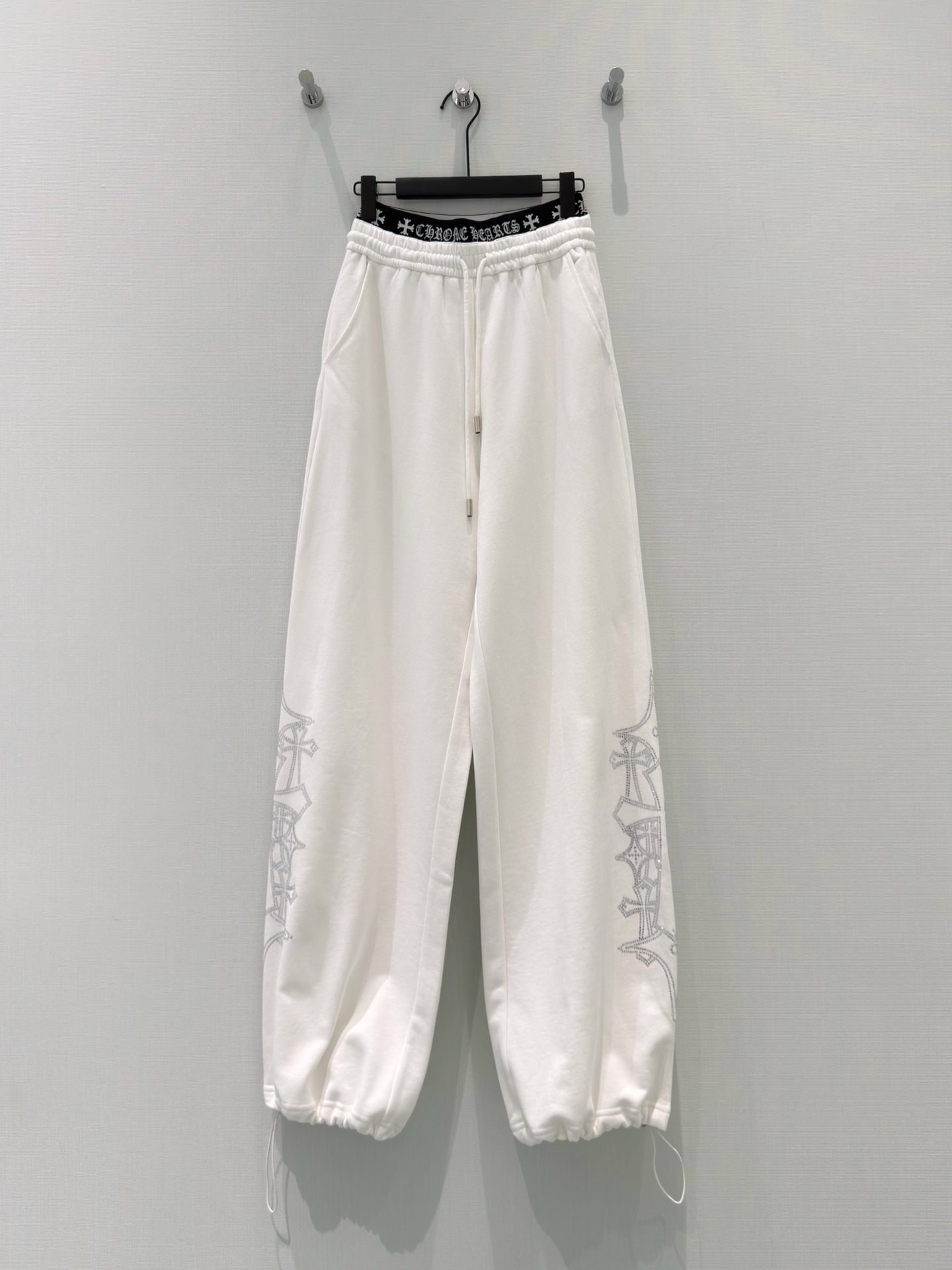 🛒𝐍𝐄𝐖 · 𝟐𝟎𝟐6/爆款现货原创 设计师｜女神同款双腰头抽绳休闲裤这款裤子选用优质面料，工艺设计，清