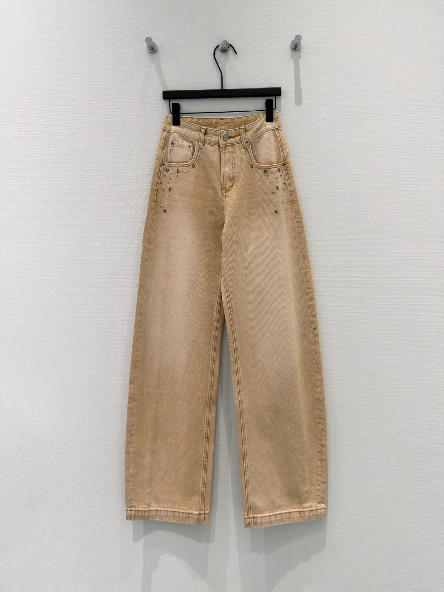 🛒𝐍𝐄𝐖 · 𝟐𝟎𝟐6/爆款现货设计师 原创｜重工铆钉镰刀牛仔裤采用高端定制面料，牛仔穿起来非常舒适，常