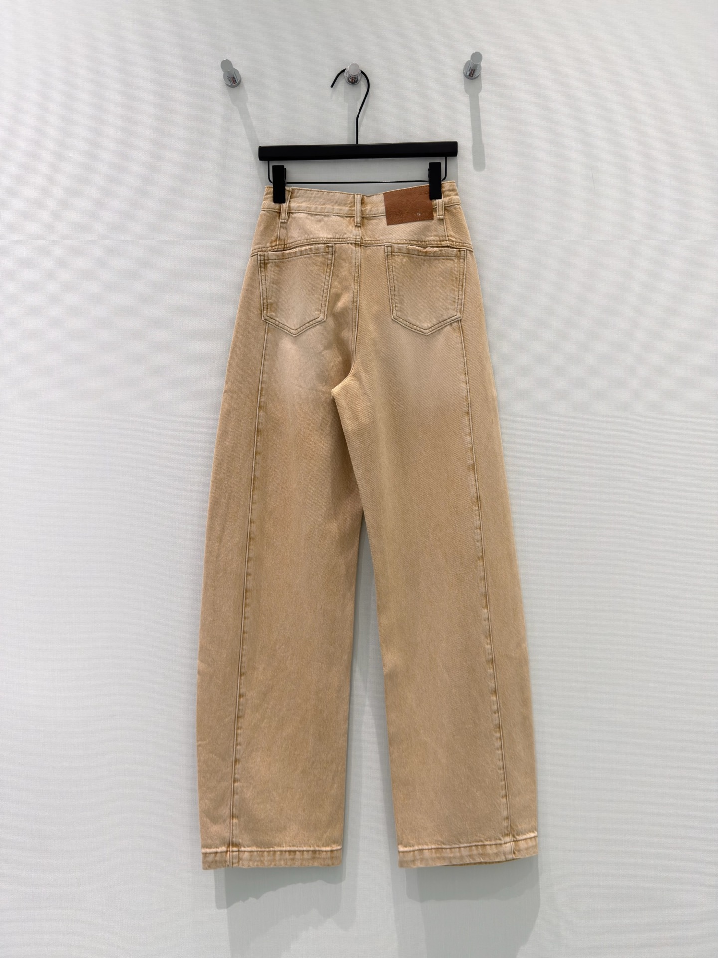 🛒𝐍𝐄𝐖 · 𝟐𝟎𝟐6/爆款现货设计师 原创｜重工铆钉镰刀牛仔裤采用高端定制面料，牛仔穿起来非常舒适，常