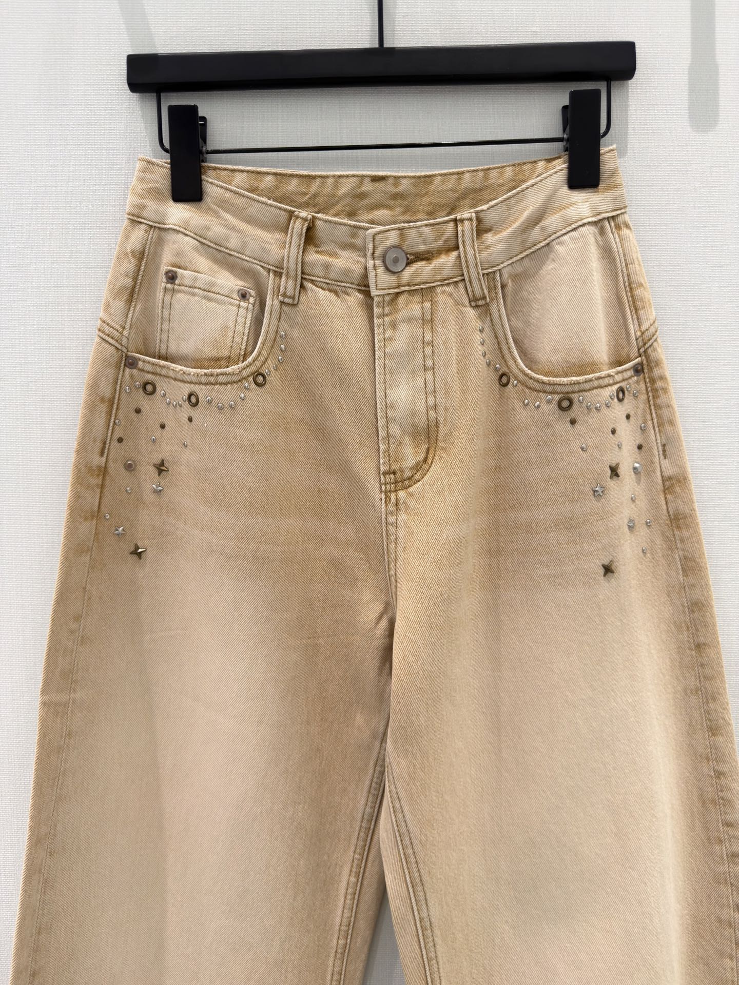 🛒𝐍𝐄𝐖 · 𝟐𝟎𝟐6/爆款现货设计师 原创｜重工铆钉镰刀牛仔裤采用高端定制面料，牛仔穿起来非常舒适，常