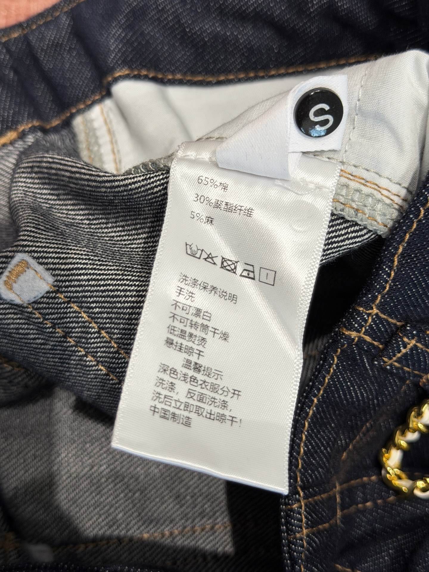 🛒𝐍𝐄𝐖 · 𝟐𝟎𝟐6/爆款现货设计师 原创｜金属链条小微喇牛仔裤采用高端定制面料，牛仔穿起来非常舒适，