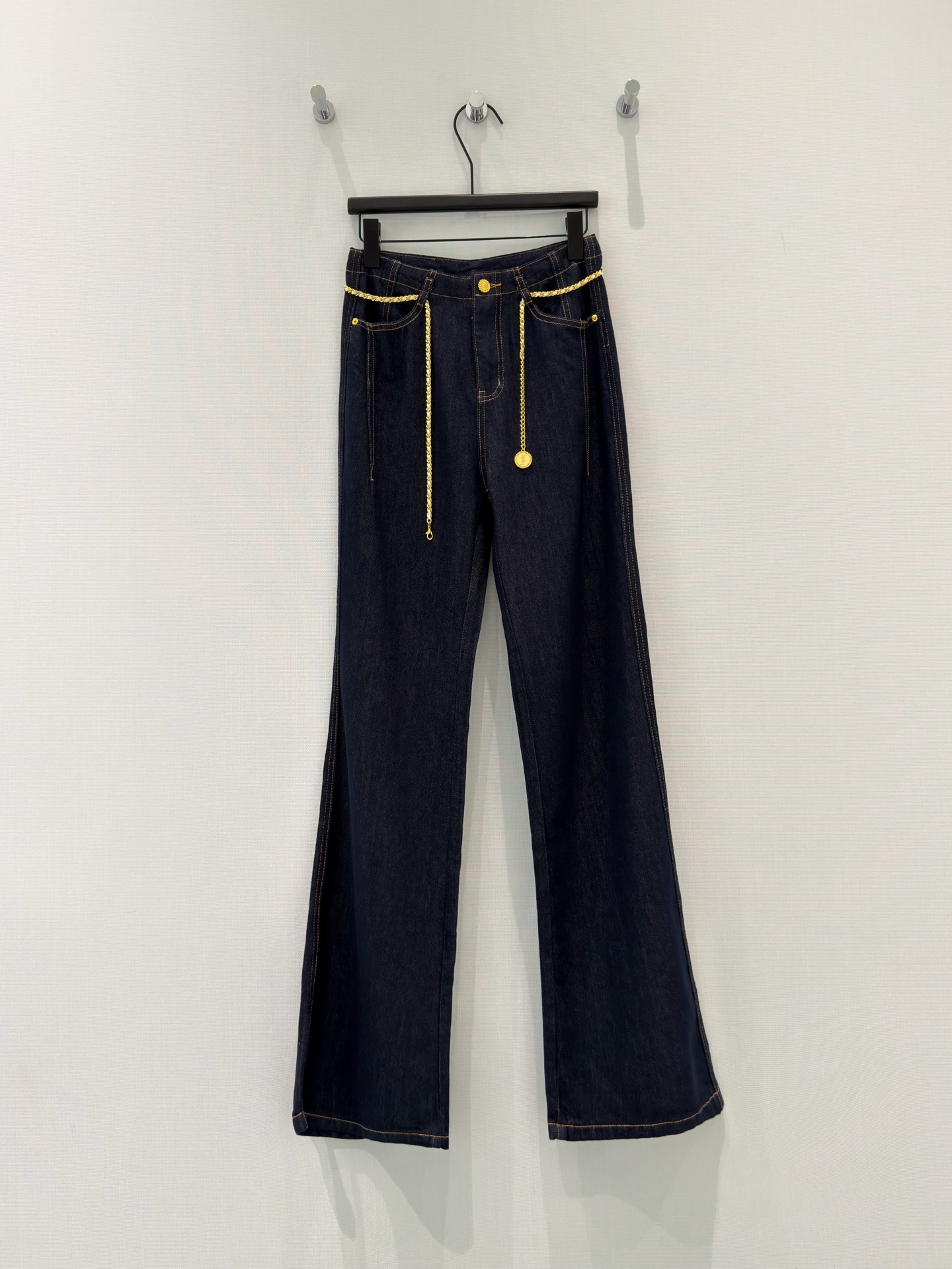 🛒𝐍𝐄𝐖 · 𝟐𝟎𝟐6/爆款现货设计师 原创｜金属链条小微喇牛仔裤采用高端定制面料，牛仔穿起来非常舒适，