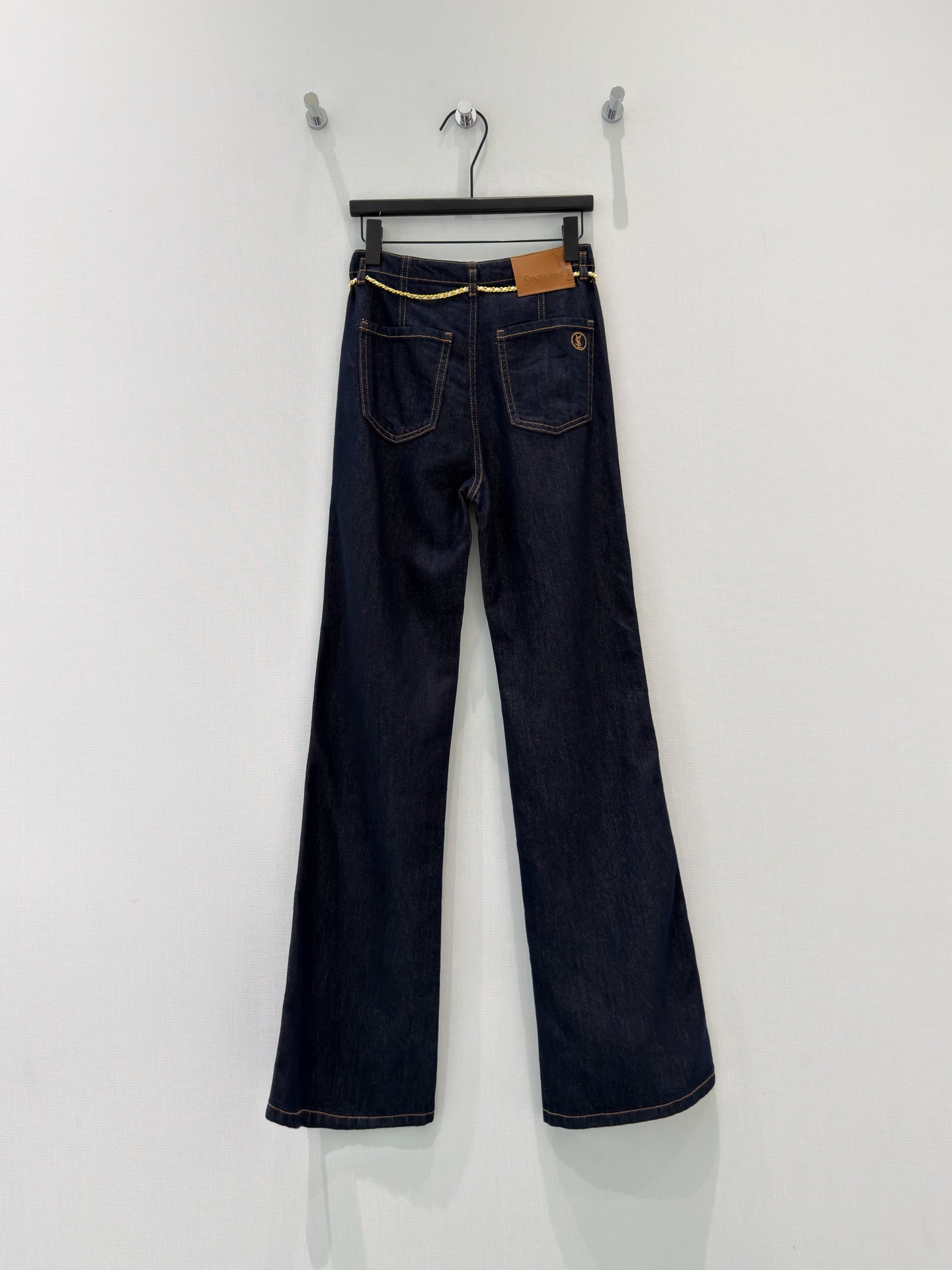 🛒𝐍𝐄𝐖 · 𝟐𝟎𝟐6/爆款现货设计师 原创｜金属链条小微喇牛仔裤采用高端定制面料，牛仔穿起来非常舒适，