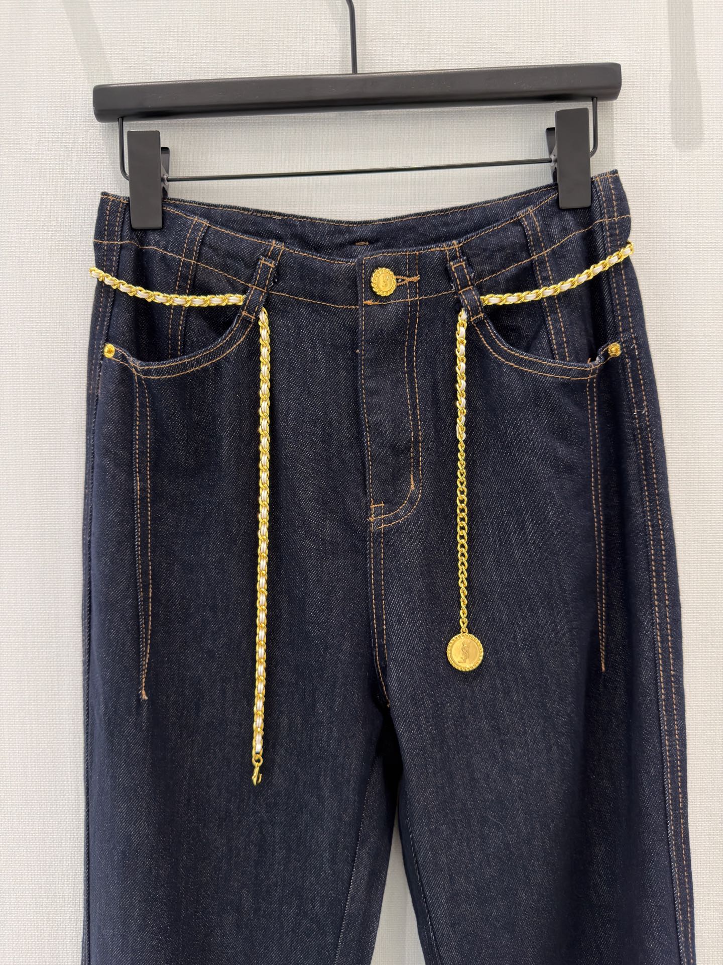 🛒𝐍𝐄𝐖 · 𝟐𝟎𝟐6/爆款现货设计师 原创｜金属链条小微喇牛仔裤采用高端定制面料，牛仔穿起来非常舒适，