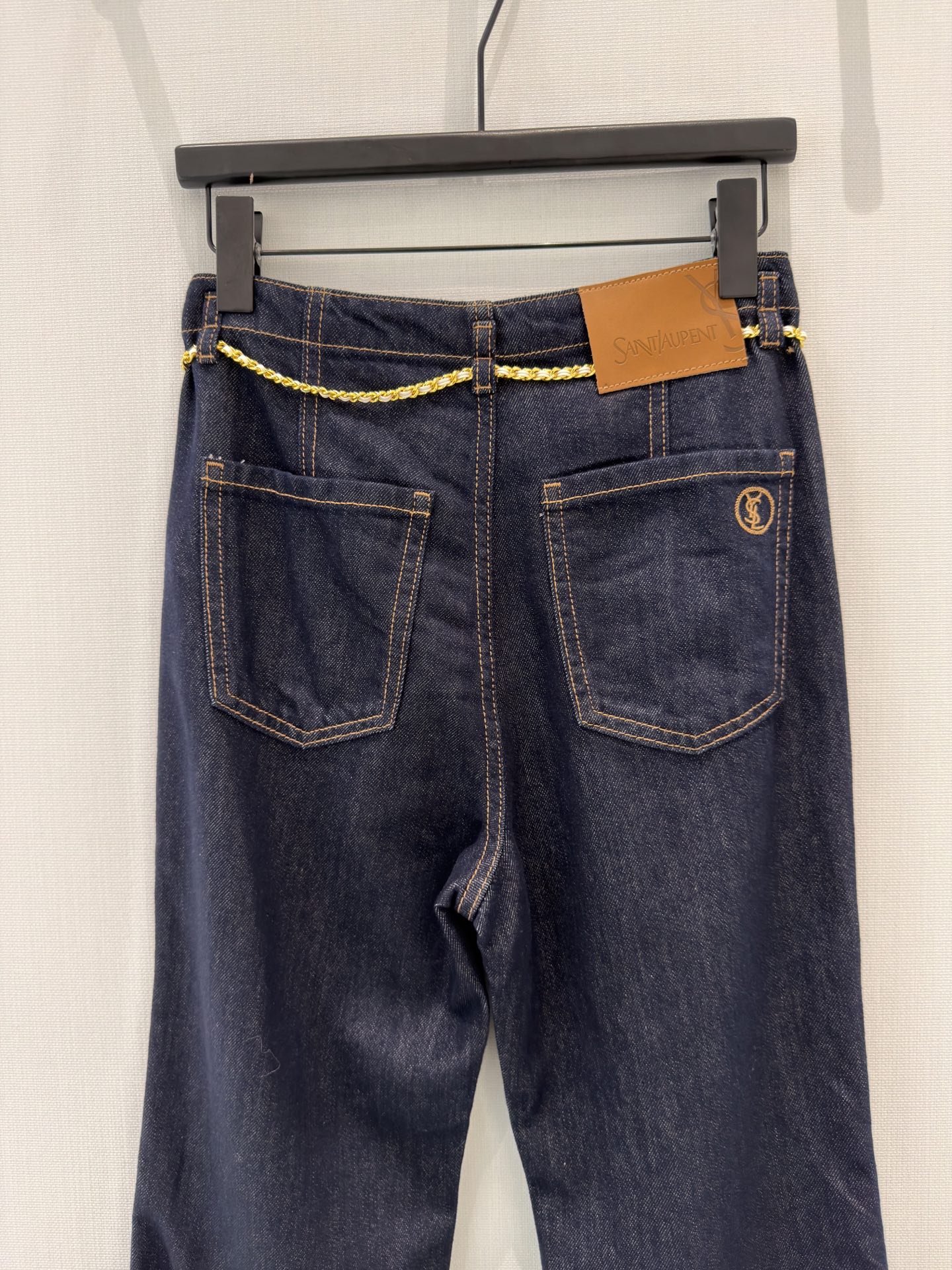 🛒𝐍𝐄𝐖 · 𝟐𝟎𝟐6/爆款现货设计师 原创｜金属链条小微喇牛仔裤采用高端定制面料，牛仔穿起来非常舒适，