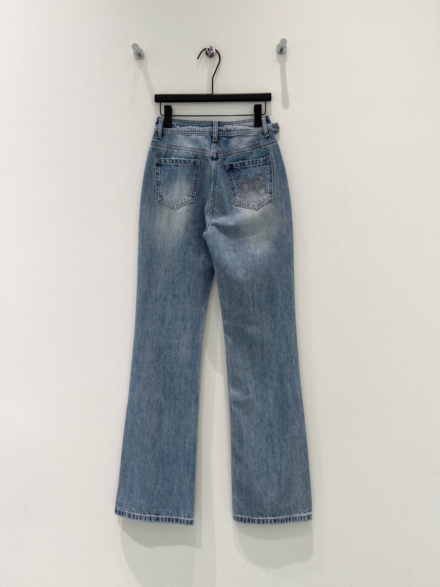 🛒𝐍𝐄𝐖 · 𝟐𝟎𝟐6/爆款现货设计师 原创｜刺绣破洞小微喇牛仔裤采用高端定制面料，牛仔穿起来非常舒适，