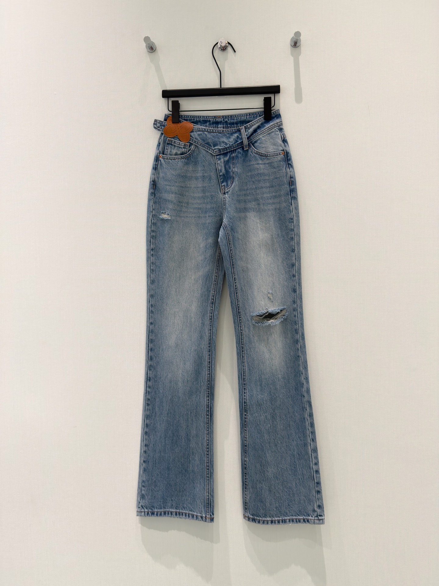 🛒𝐍𝐄𝐖 · 𝟐𝟎𝟐6/爆款现货设计师 原创｜刺绣破洞小微喇牛仔裤采用高端定制面料，牛仔穿起来非常舒适，