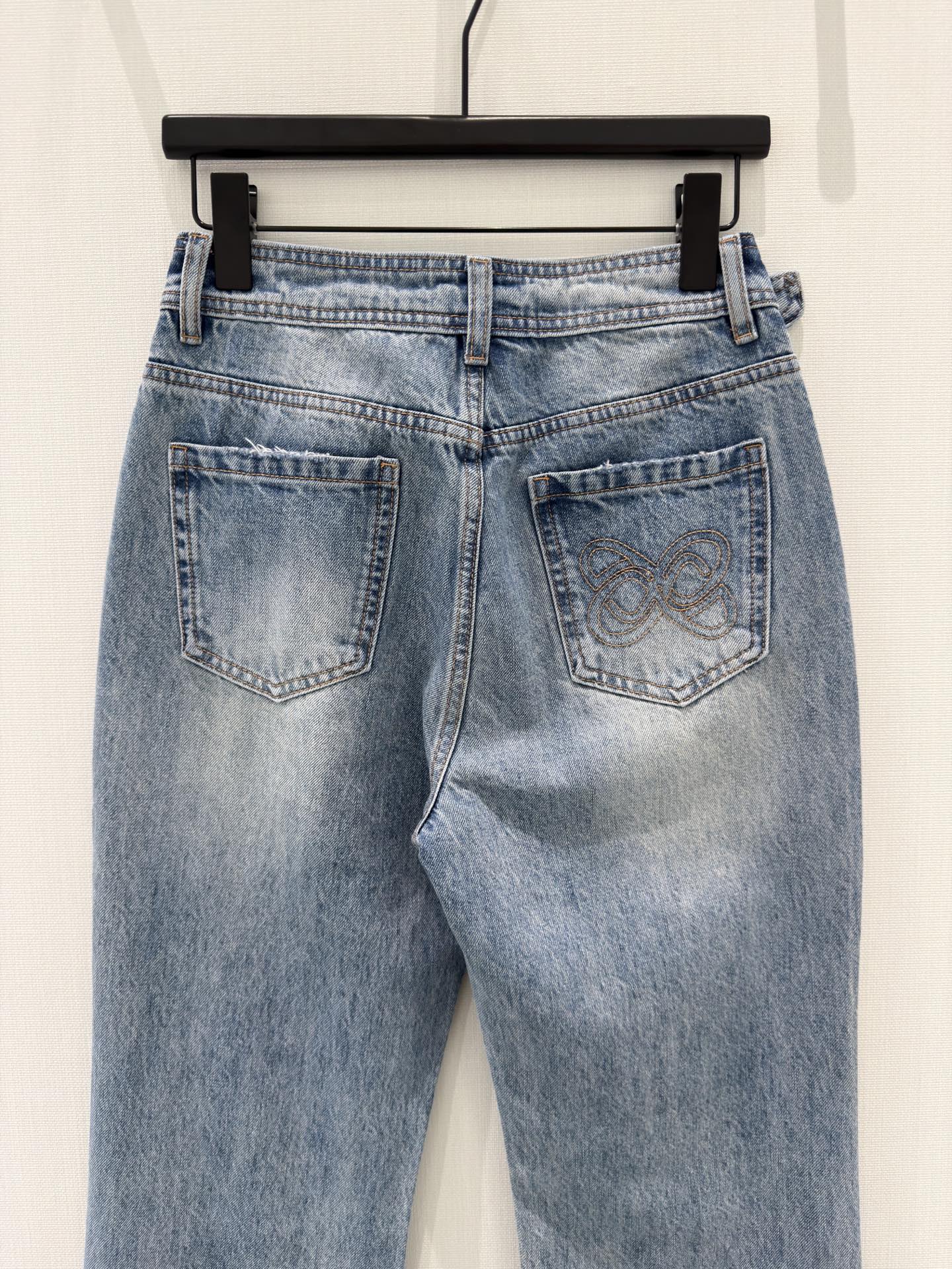 🛒𝐍𝐄𝐖 · 𝟐𝟎𝟐6/爆款现货设计师 原创｜刺绣破洞小微喇牛仔裤采用高端定制面料，牛仔穿起来非常舒适，