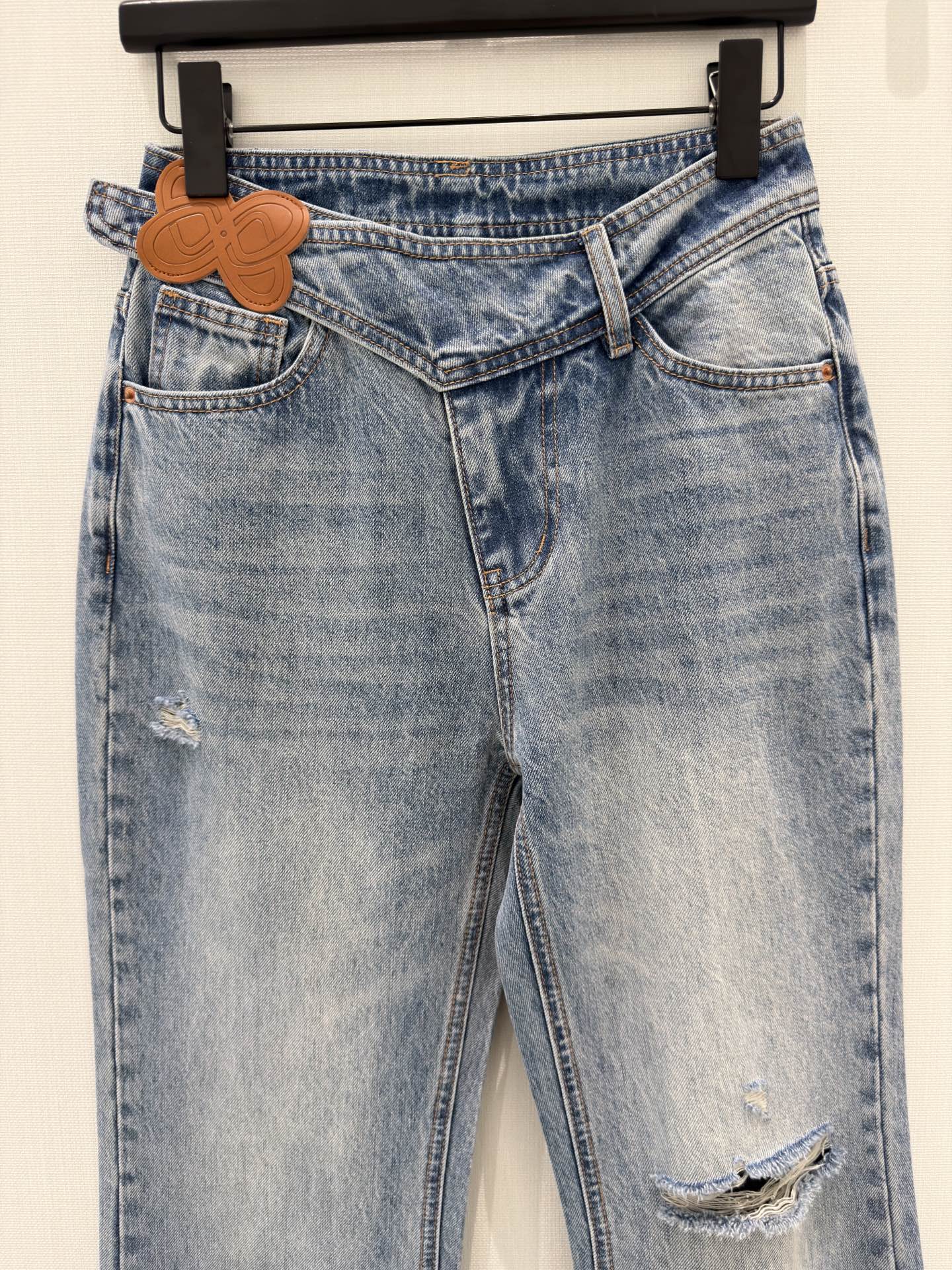 🛒𝐍𝐄𝐖 · 𝟐𝟎𝟐6/爆款现货设计师 原创｜刺绣破洞小微喇牛仔裤采用高端定制面料，牛仔穿起来非常舒适，