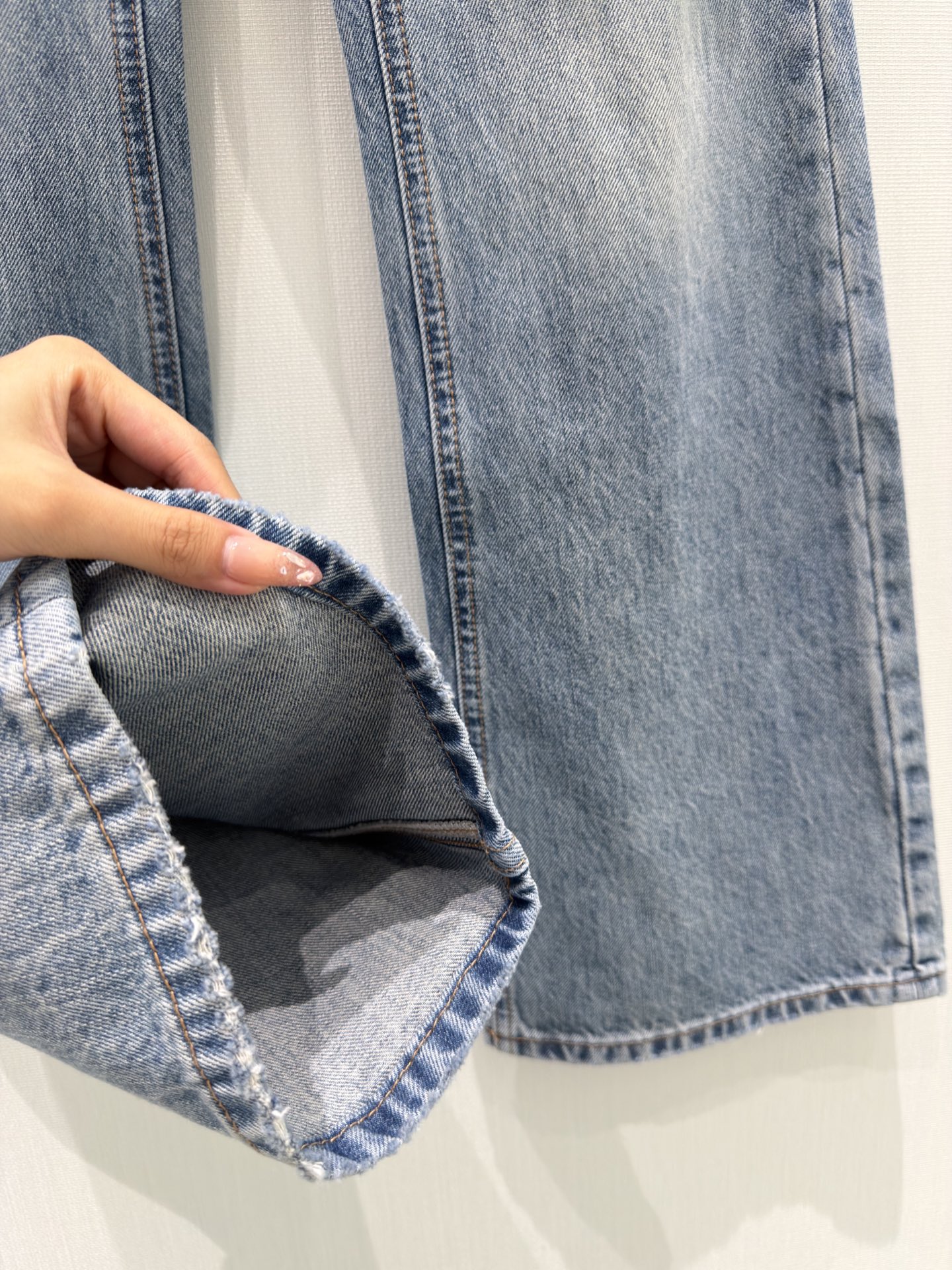 🛒𝐍𝐄𝐖 · 𝟐𝟎𝟐6/爆款现货设计师 原创｜刺绣破洞小微喇牛仔裤采用高端定制面料，牛仔穿起来非常舒适，