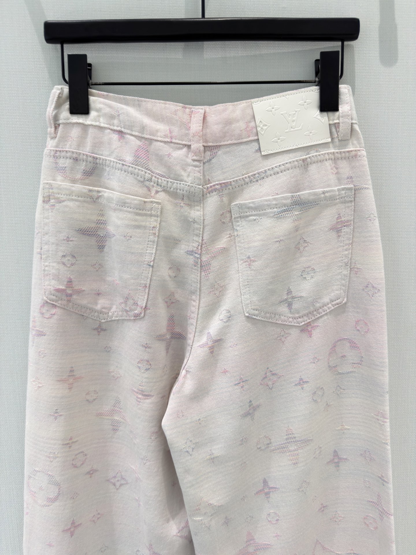 🛒𝐍𝐄𝐖 · 𝟐𝟎𝟐6/爆款现货【早春新款】原创｜定制老花提花牛仔裤采用高端定制面料，牛仔穿起来非常舒适