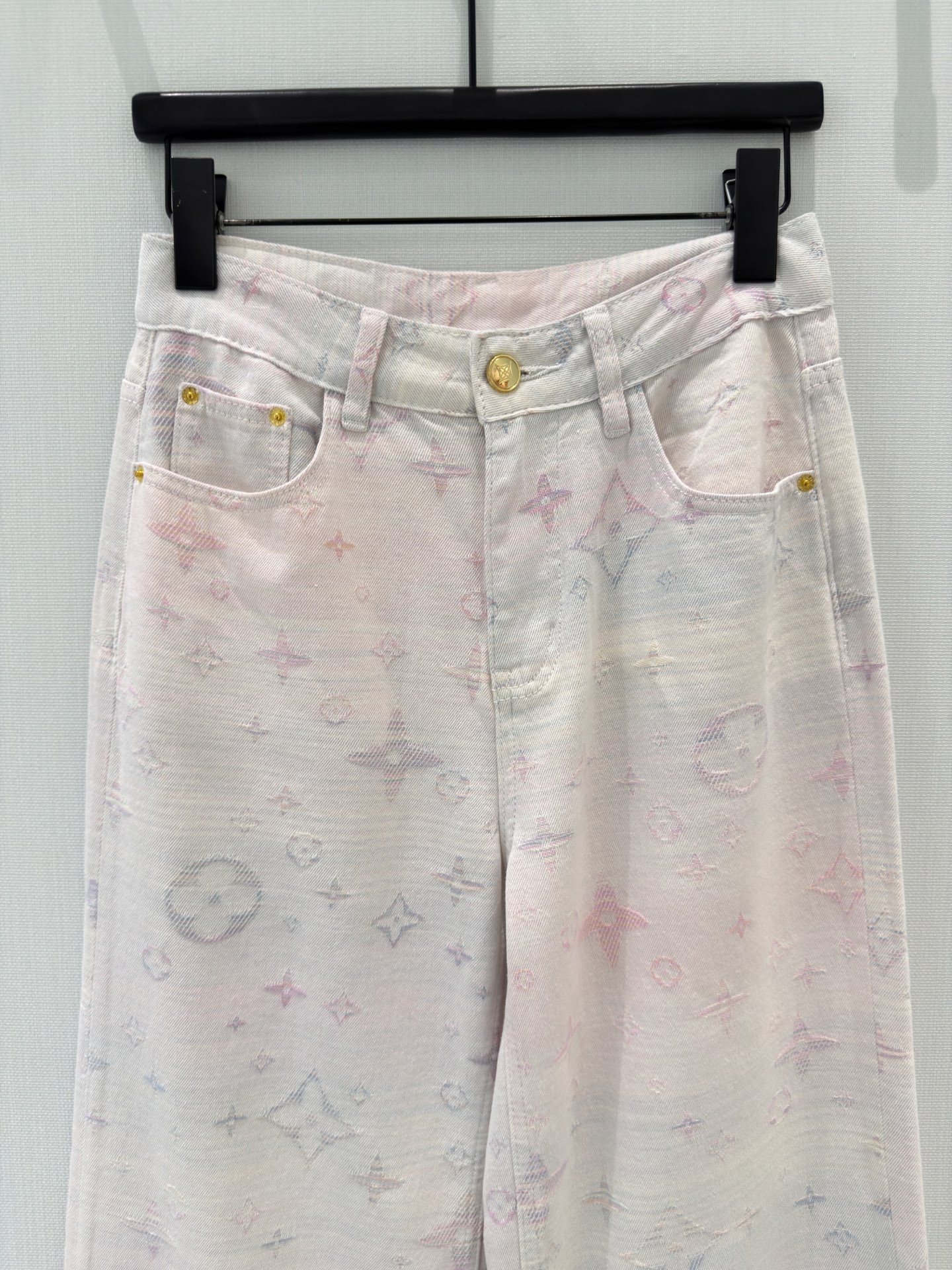 🛒𝐍𝐄𝐖 · 𝟐𝟎𝟐6/爆款现货【早春新款】原创｜定制老花提花牛仔裤采用高端定制面料，牛仔穿起来非常舒适