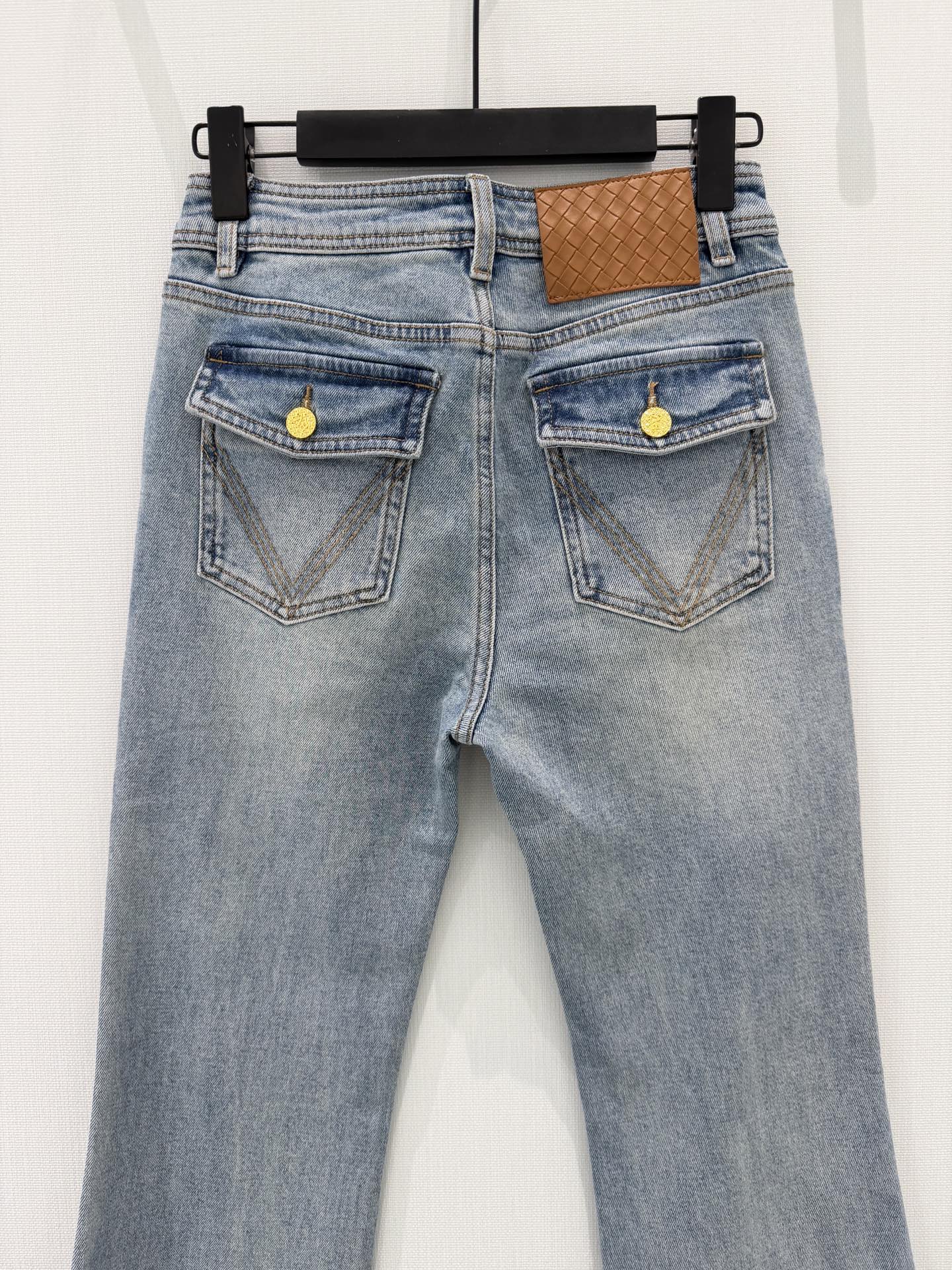 🛒𝐍𝐄𝐖 · 𝟐𝟎𝟐6/爆款现货设计师 原创｜双口袋刺绣小微喇牛仔裤采用高端定制面料，牛仔穿起来非常舒适