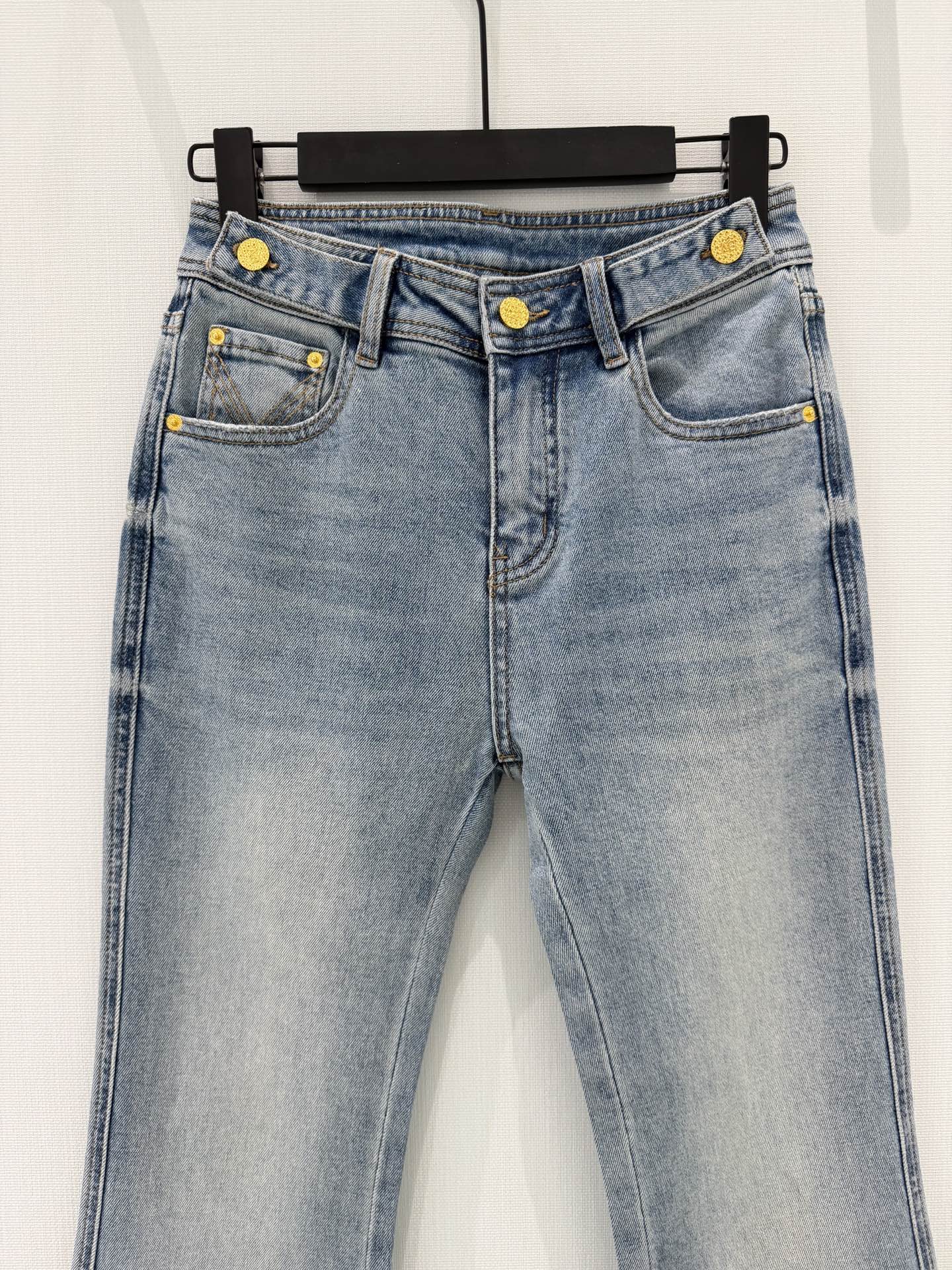 🛒𝐍𝐄𝐖 · 𝟐𝟎𝟐6/爆款现货设计师 原创｜双口袋刺绣小微喇牛仔裤采用高端定制面料，牛仔穿起来非常舒适