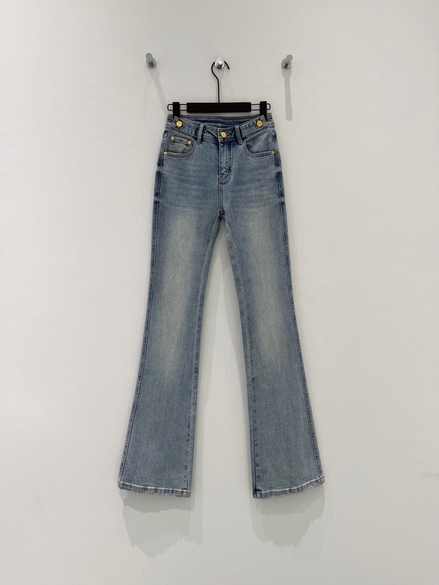 🛒𝐍𝐄𝐖 · 𝟐𝟎𝟐6/爆款现货设计师 原创｜双口袋刺绣小微喇牛仔裤采用高端定制面料，牛仔穿起来非常舒适